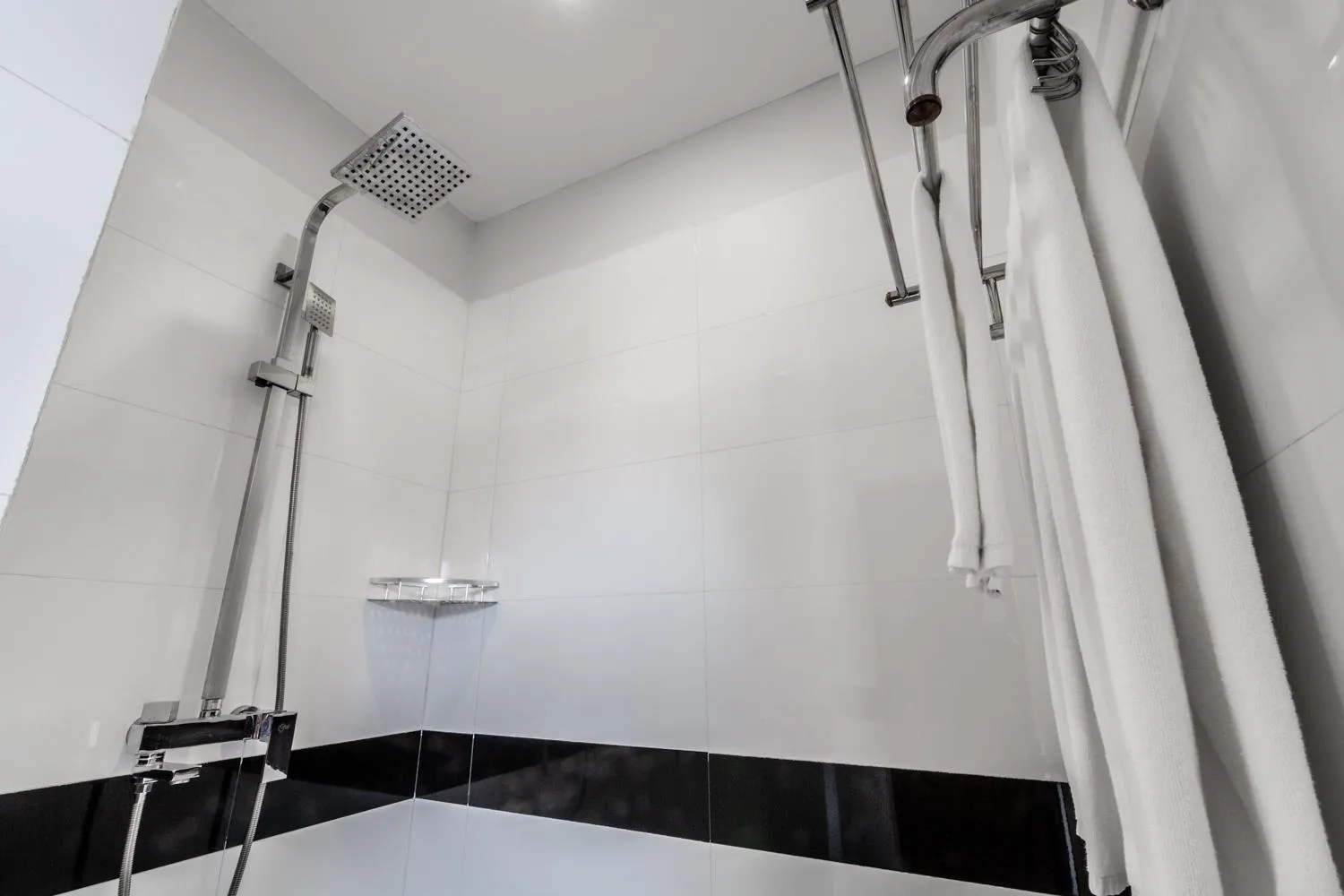 Shower in La Bastide de Caro