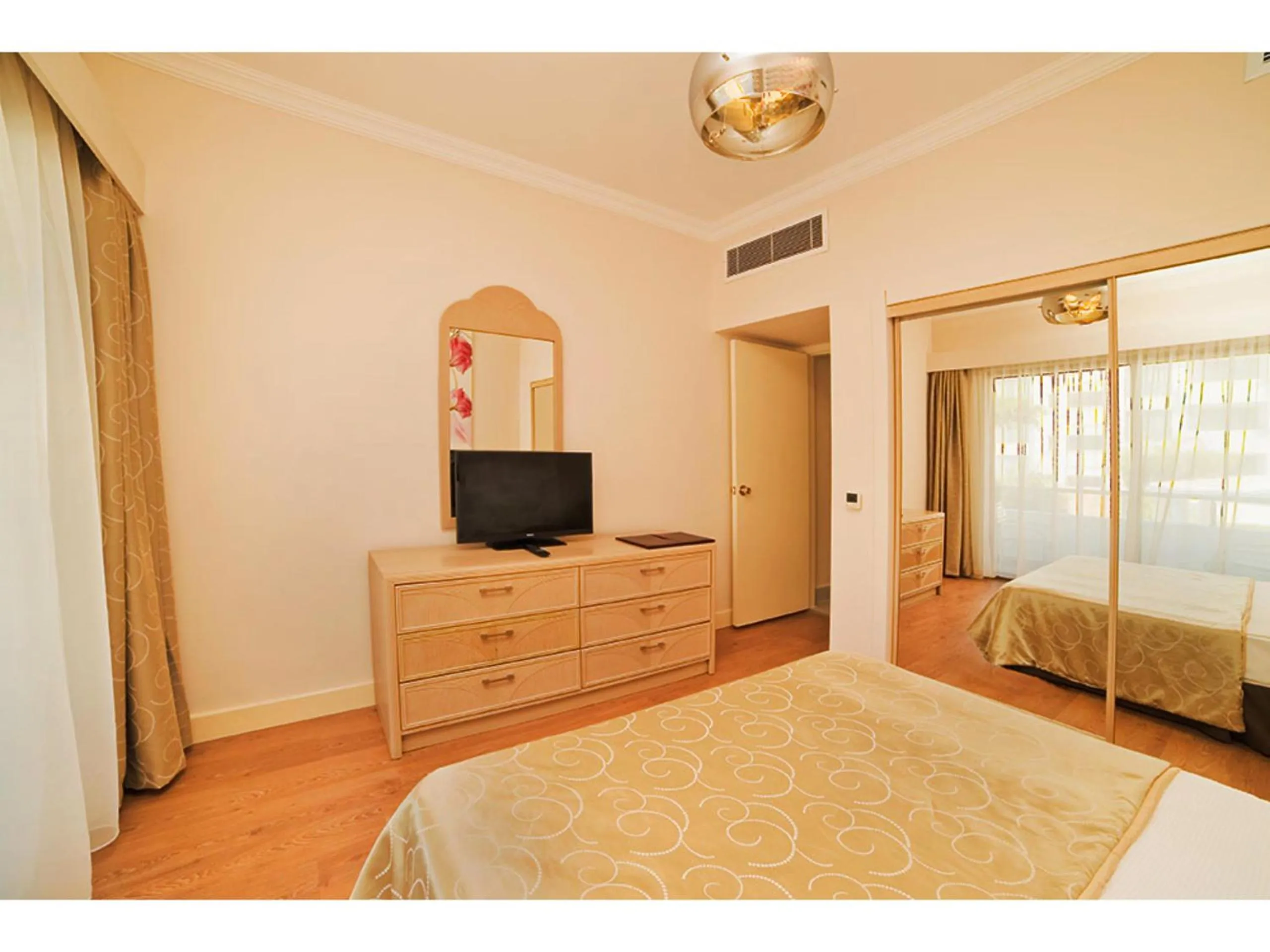 Photo of the whole room, Bed in Jasmine Court Hotel & Casino