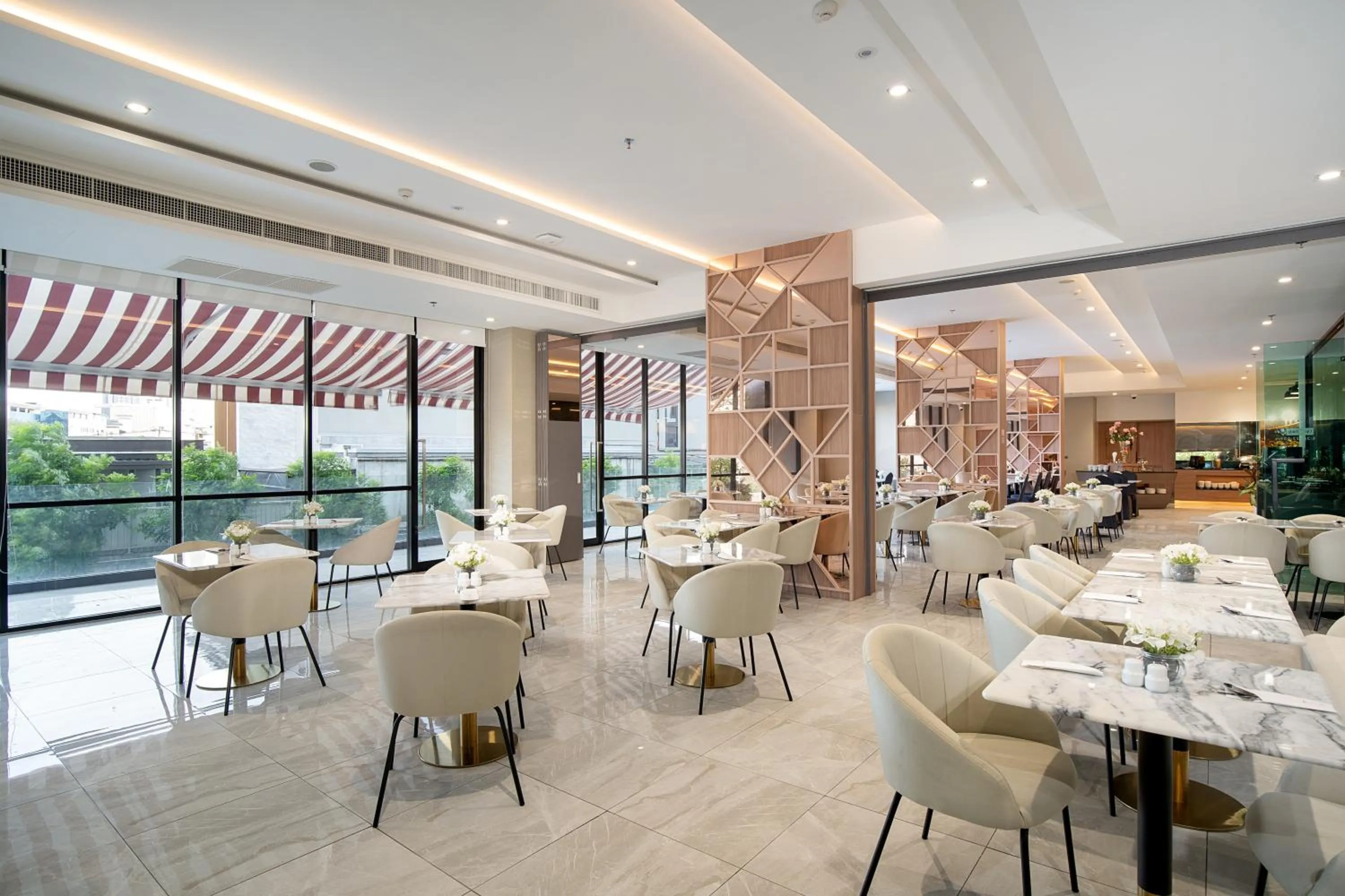 Restaurant/places to eat in Thaya Hotel Bangkok