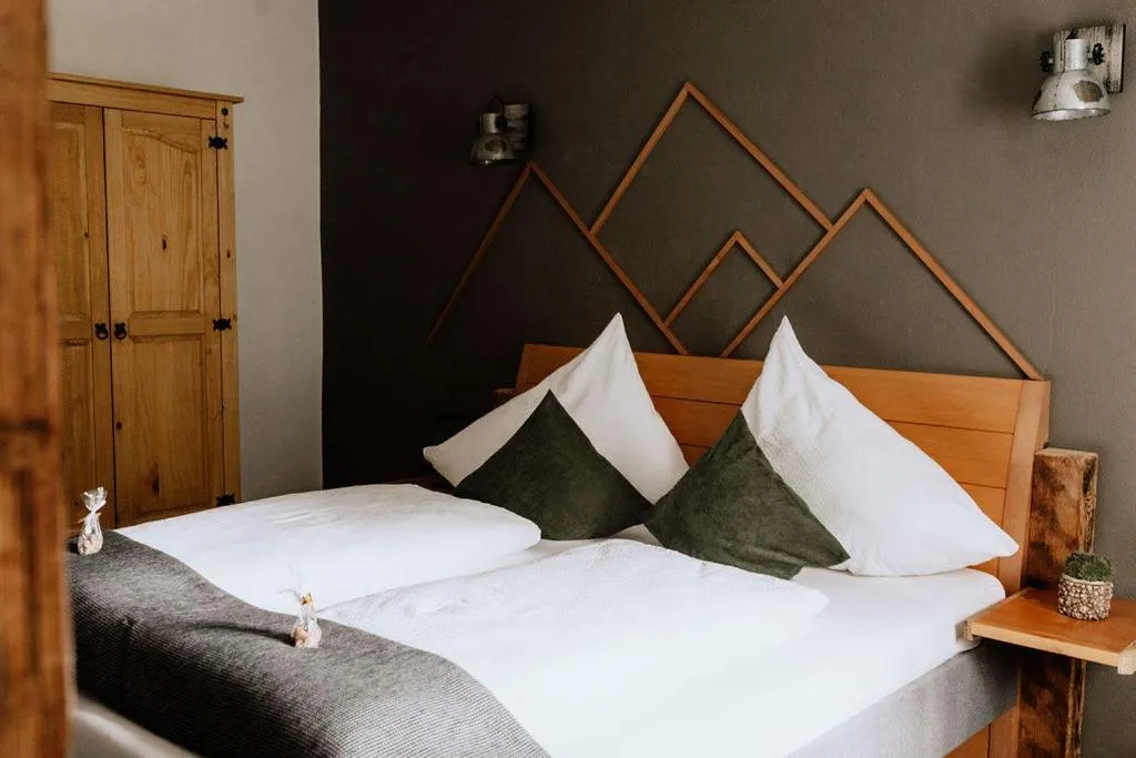 Photo of the whole room, Bed in Das Schutzhaus-Bed and Breakfast-Dein Basislager im Salzkammergut