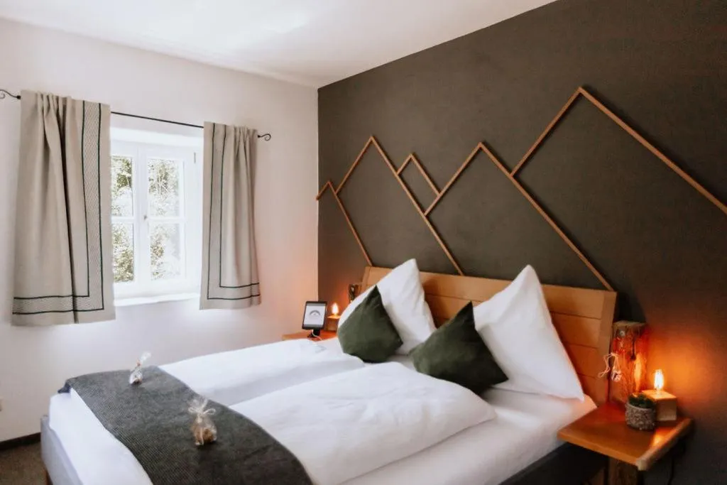 Photo of the whole room, Bed in Das Schutzhaus-Bed and Breakfast-Dein Basislager im Salzkammergut