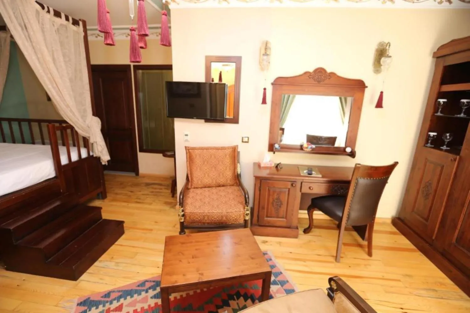 Decorative detail, Bed in Garden House Hotel - Special Class