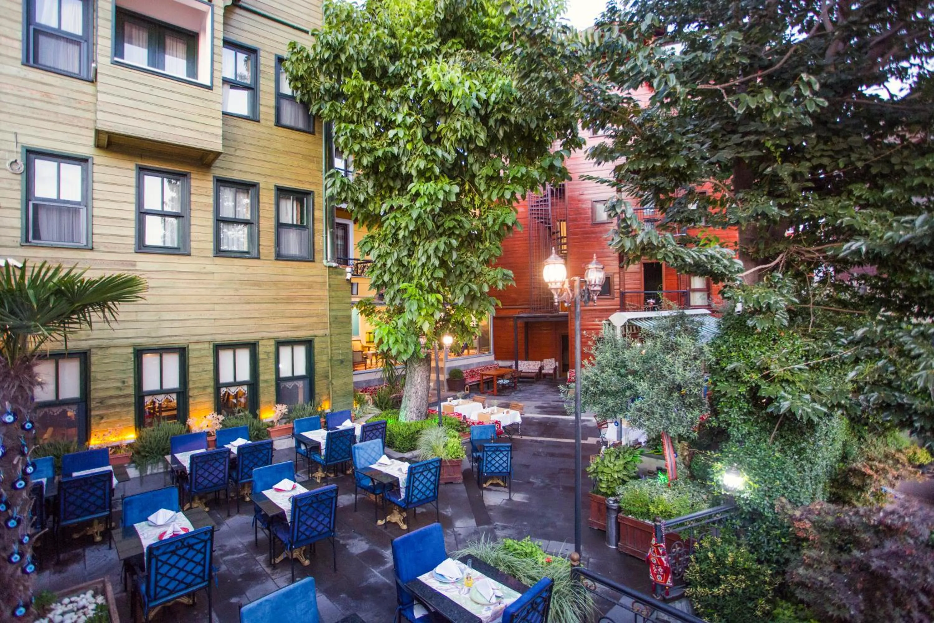 Restaurant/places to eat in Garden House Hotel - Special Class