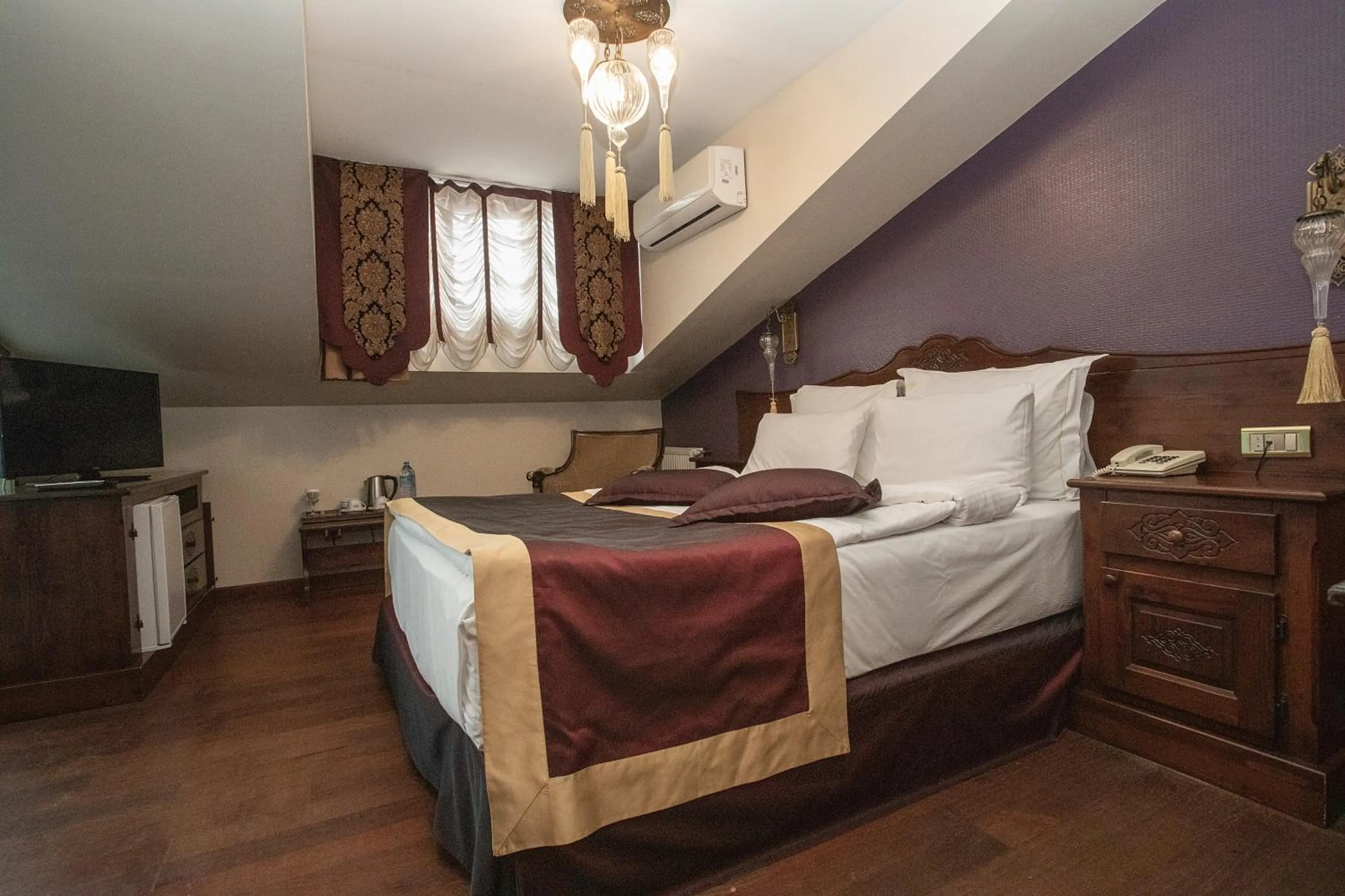 microwave, Bed in Garden House Hotel - Special Class