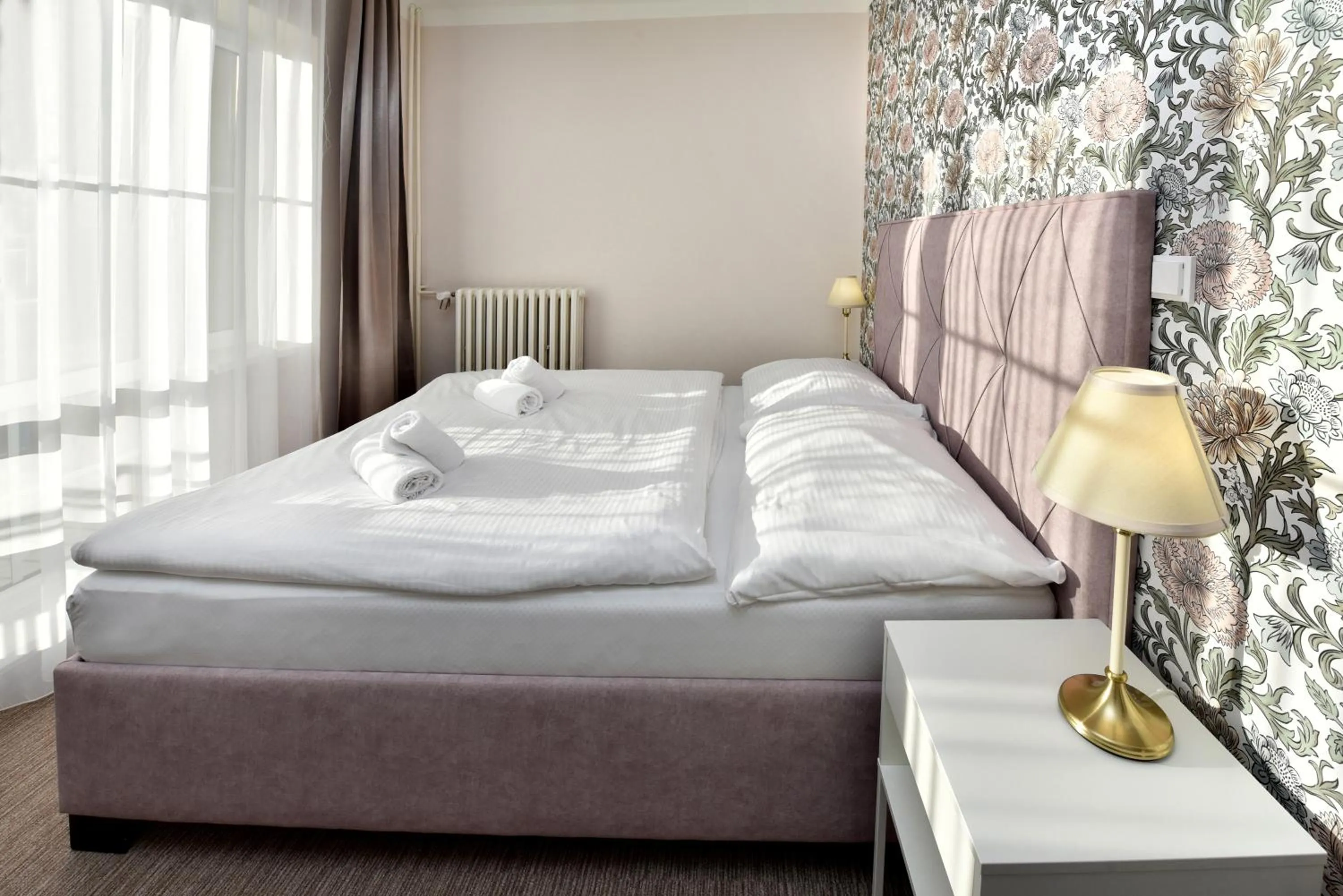 Bedroom, Bed in APLEND Hotel Lujza Major