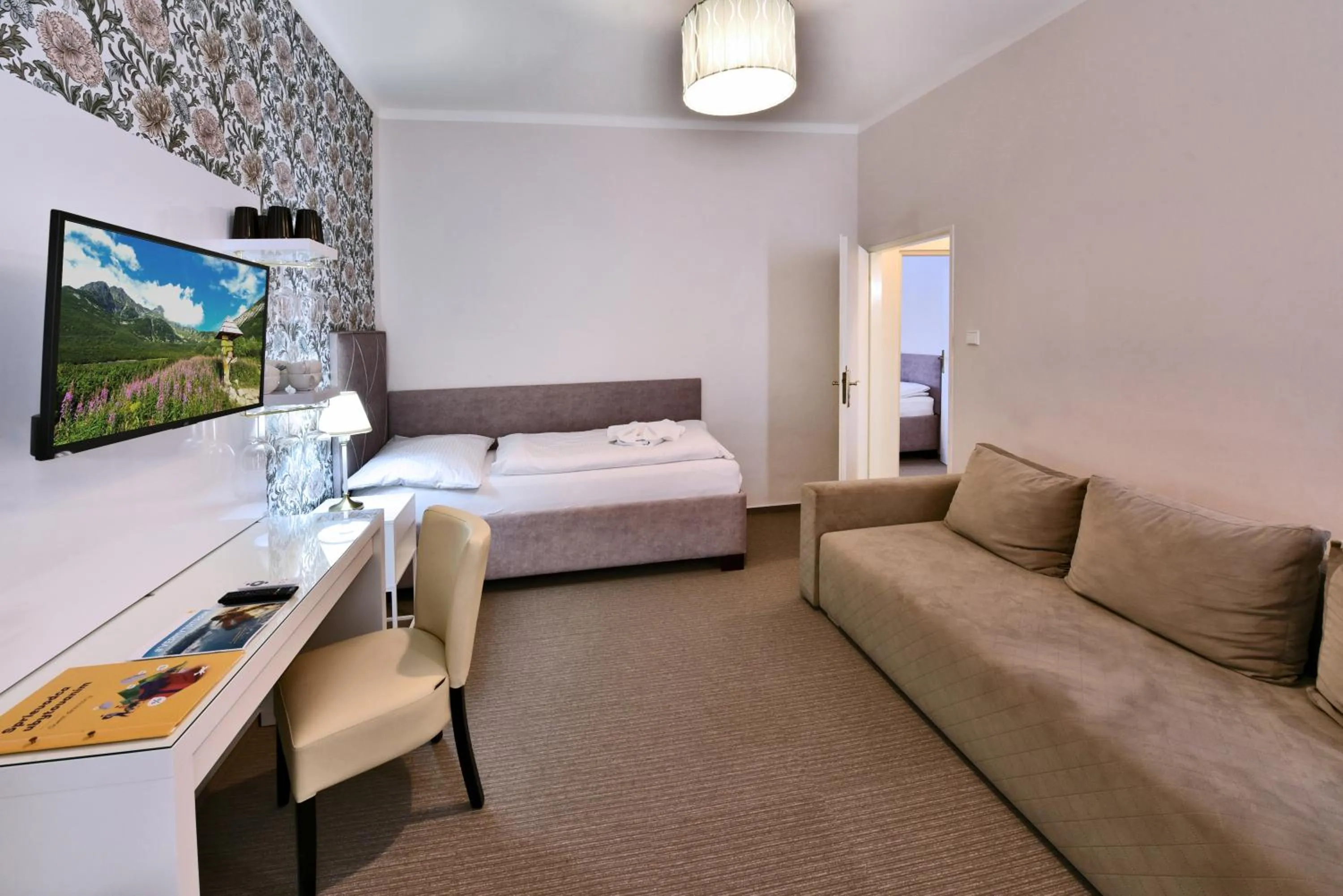 Living room, Bed in APLEND Hotel Lujza Major