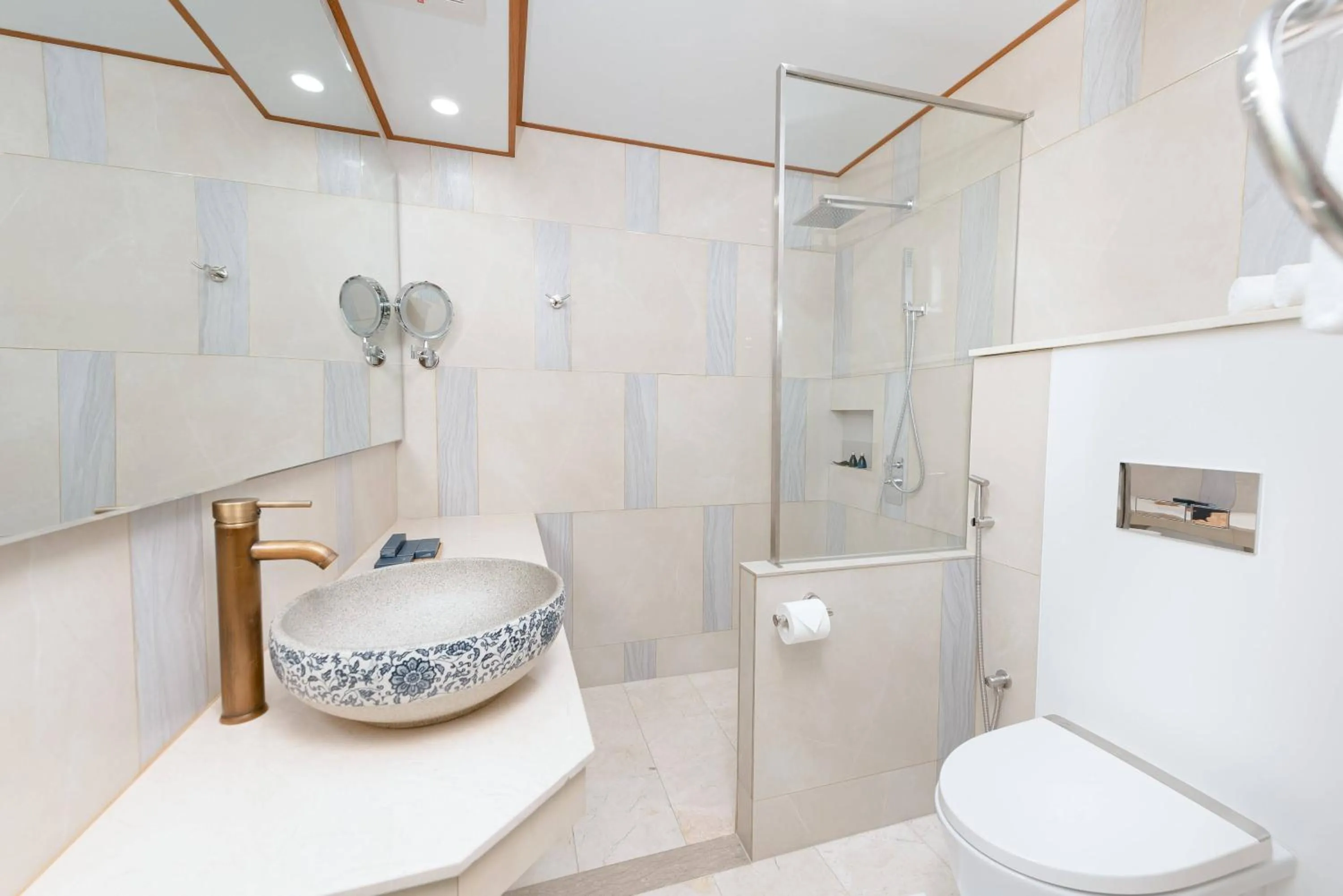 Shower in Marukab Plaza