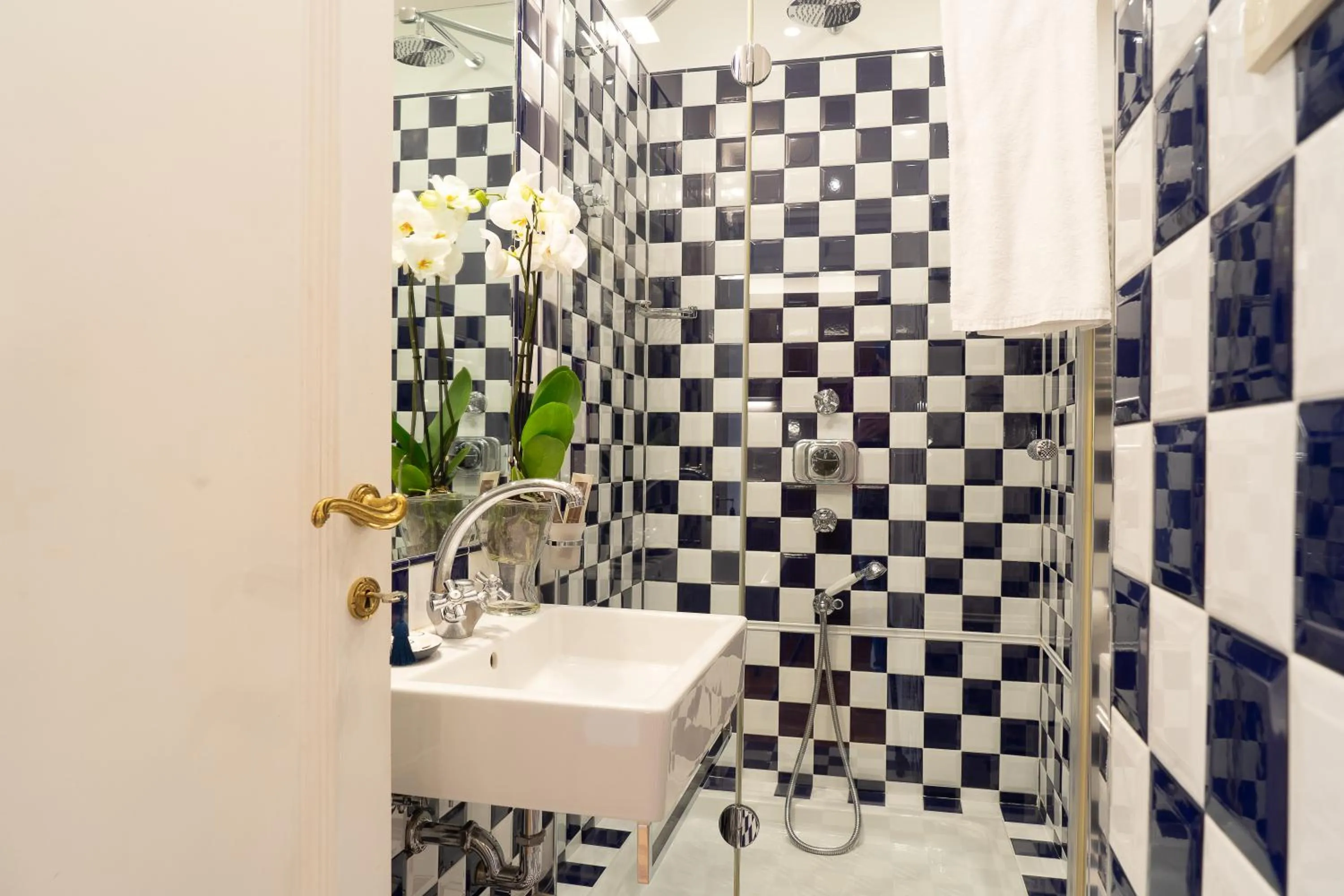 Shower in Babuino 79