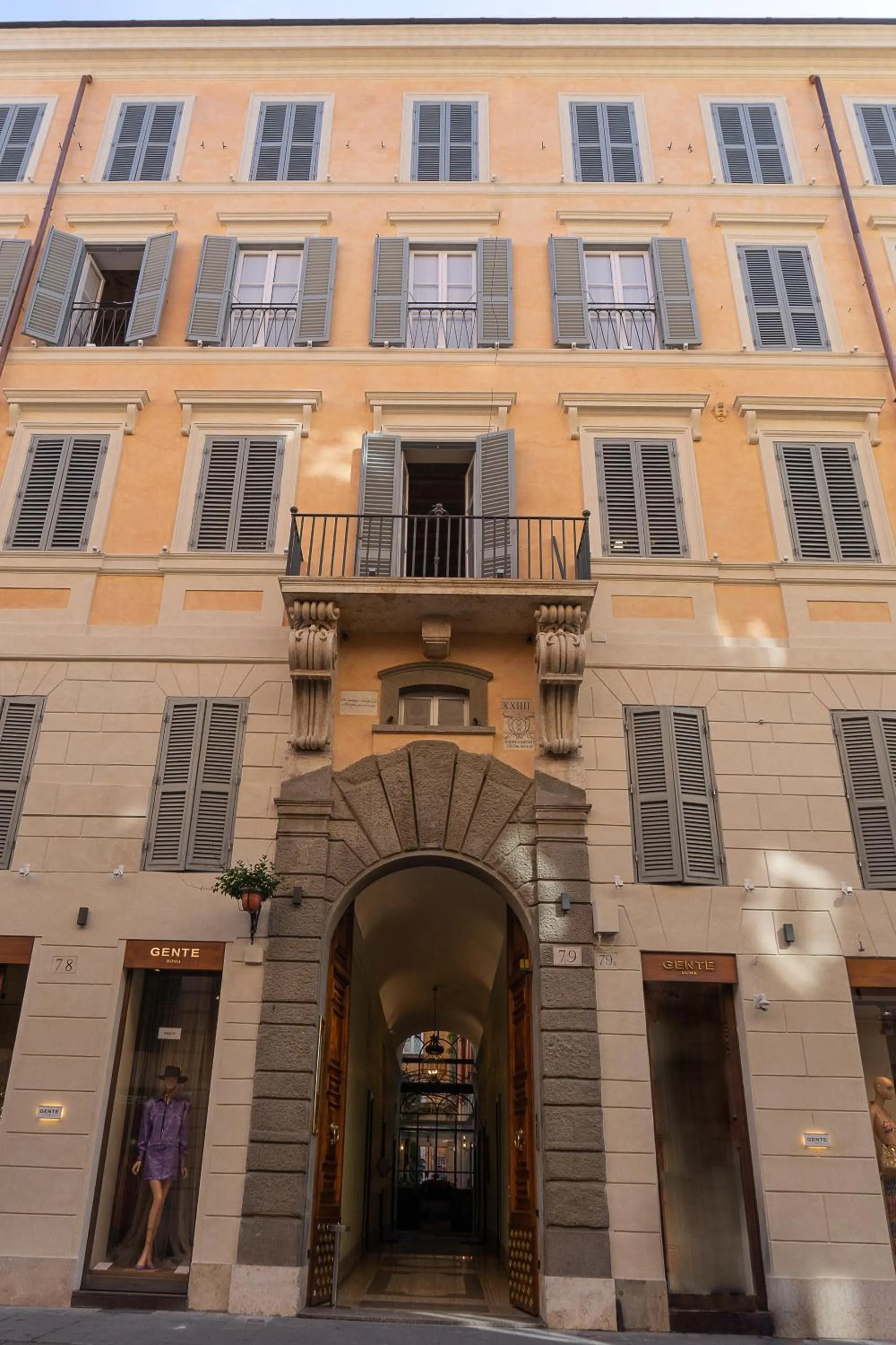 Facade/entrance in Babuino 79