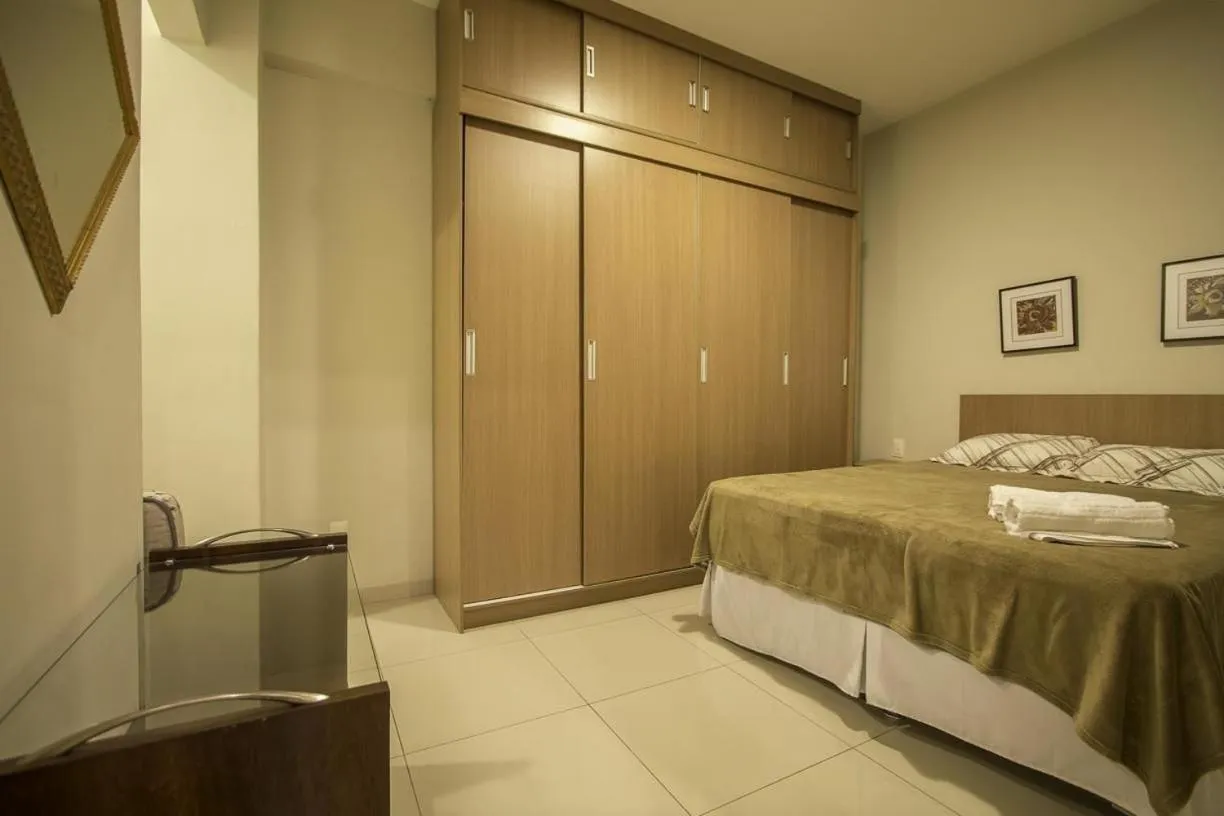 Bedroom, Bed in Confortável 3Qts: Vista Lateral Mar