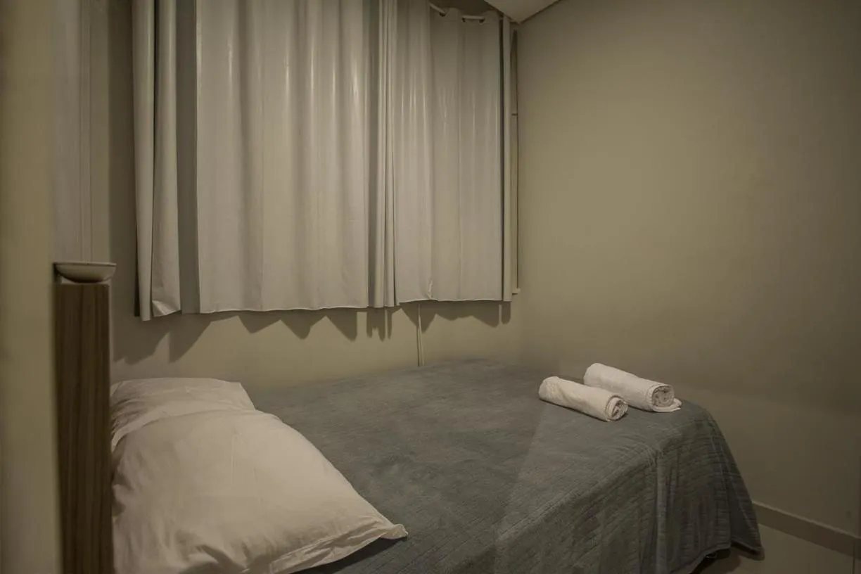 Bedroom, Bed in Confortável 3Qts: Vista Lateral Mar