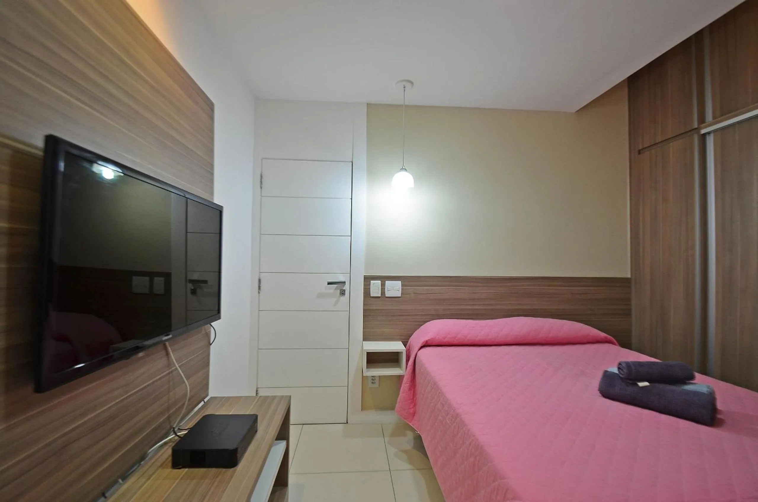 Bedroom, Bed in Confortável 3Qts: Vista Lateral Mar