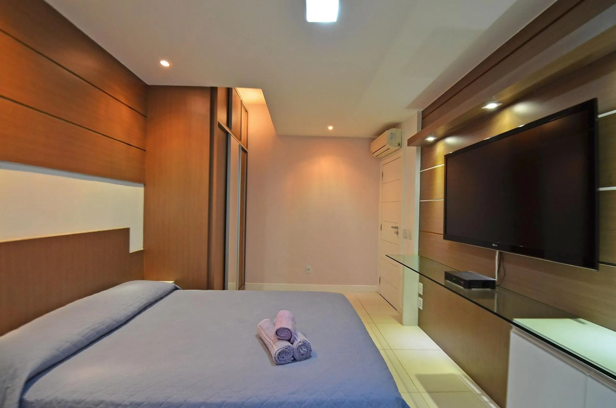 Bedroom, Bed in Confortável 3Qts: Vista Lateral Mar