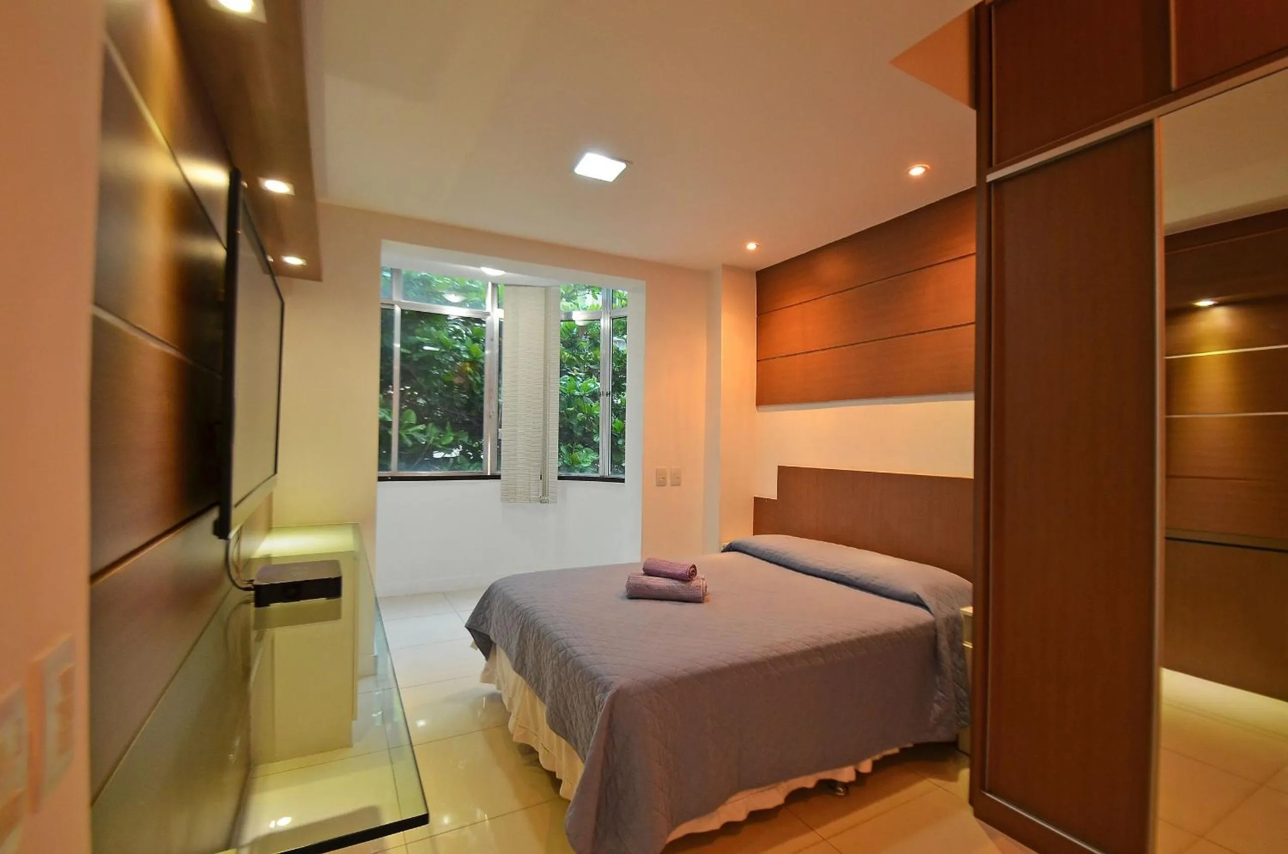 Bedroom, Bed in Confortável 3Qts: Vista Lateral Mar