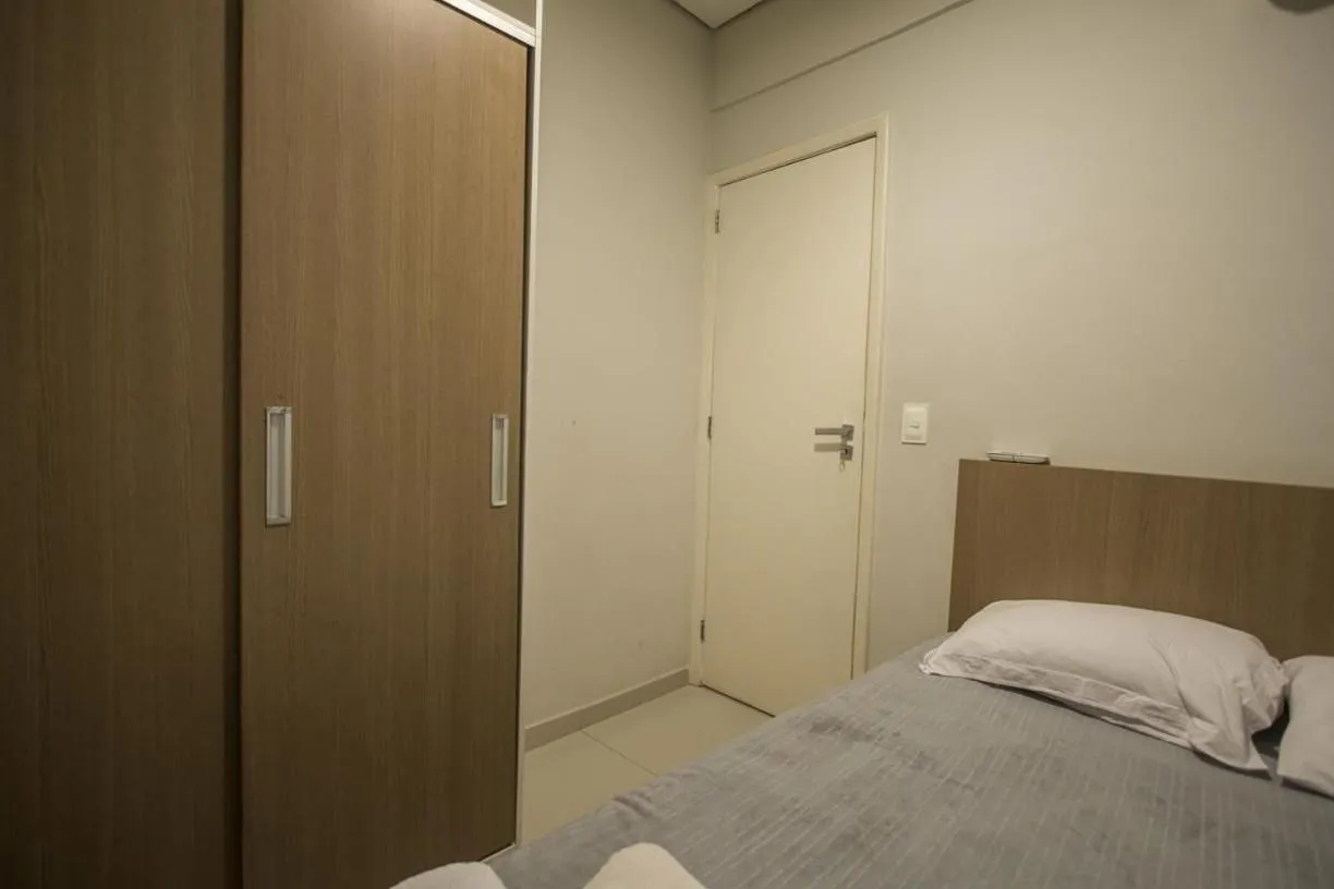 Bedroom, Bed in Confortável 3Qts: Vista Lateral Mar