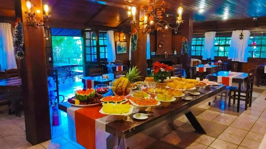 Buffet breakfast in Pousada Le Lieu
