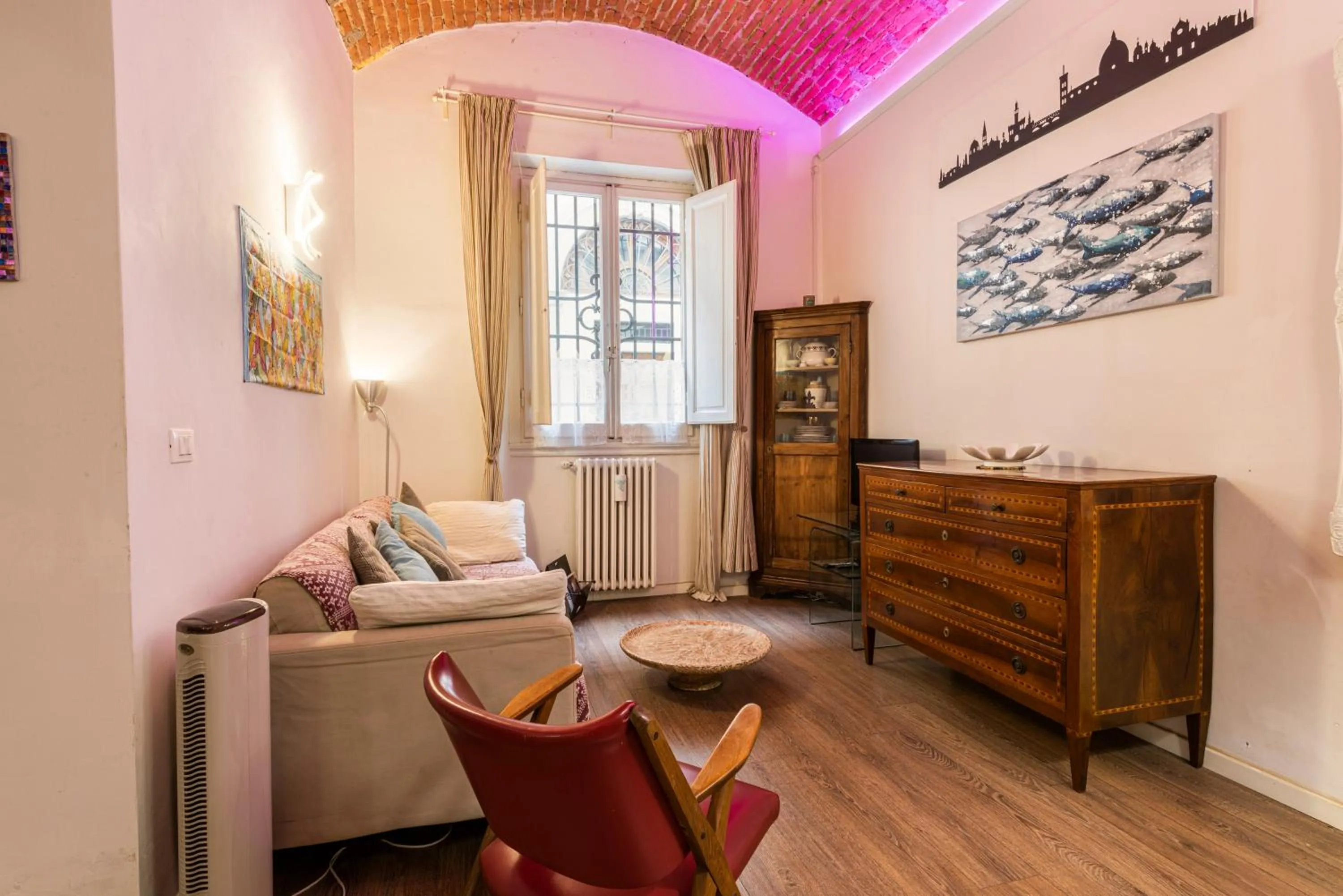 TV and multimedia in Florence Hideaway by Mmega