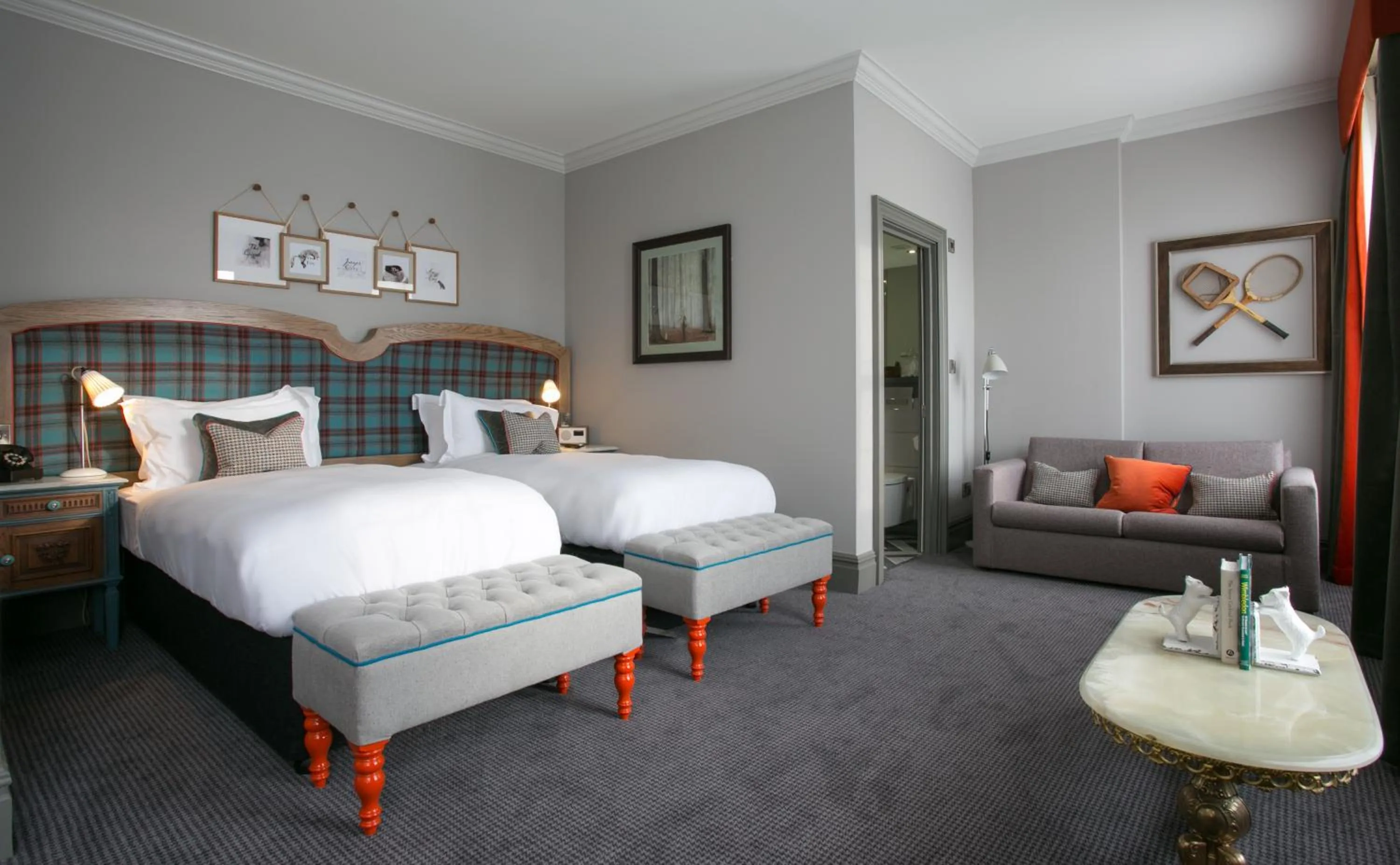 Photo of the whole room, Bed in Dog and Fox