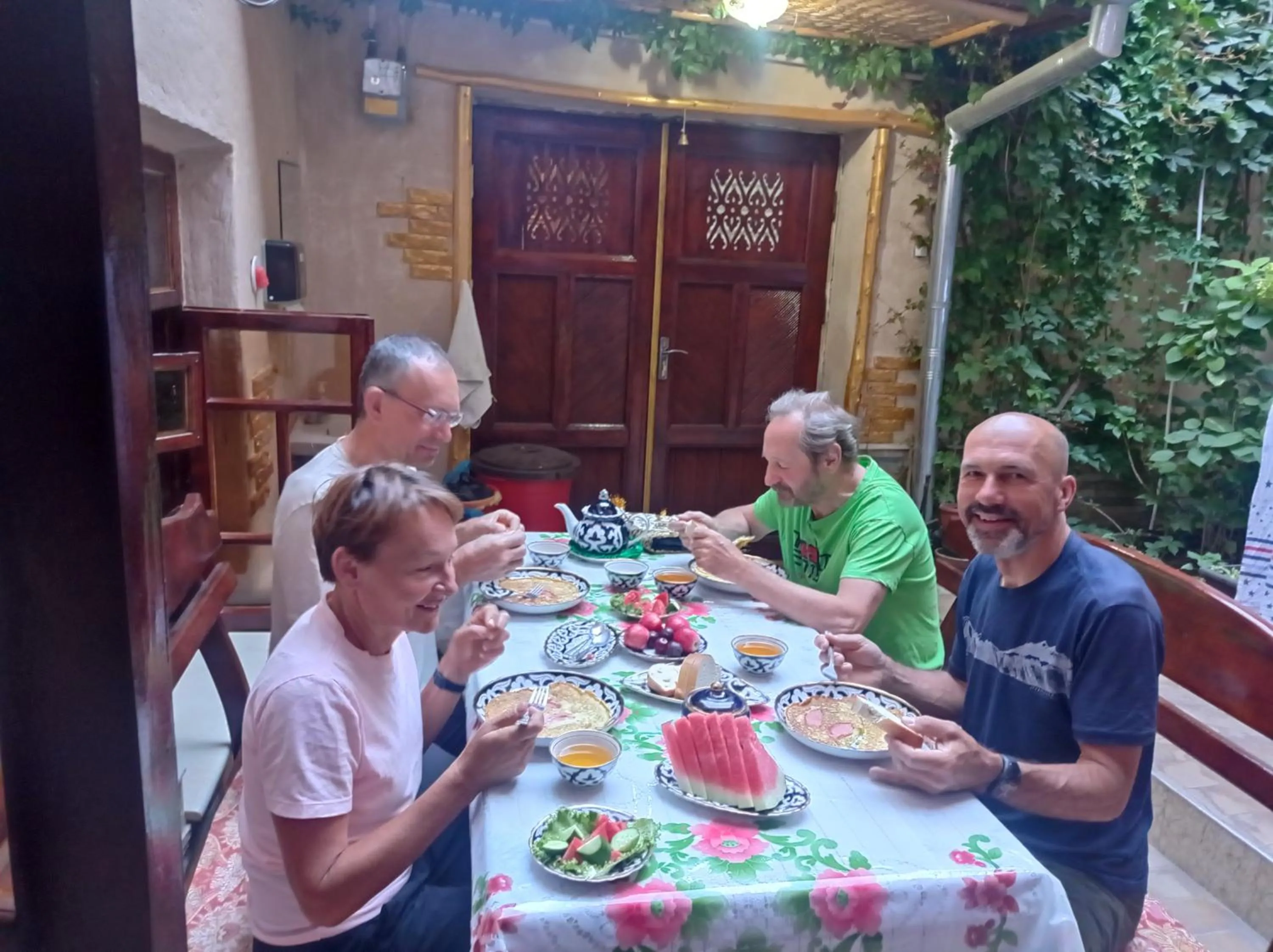 People in Hotel Registon Zargaron