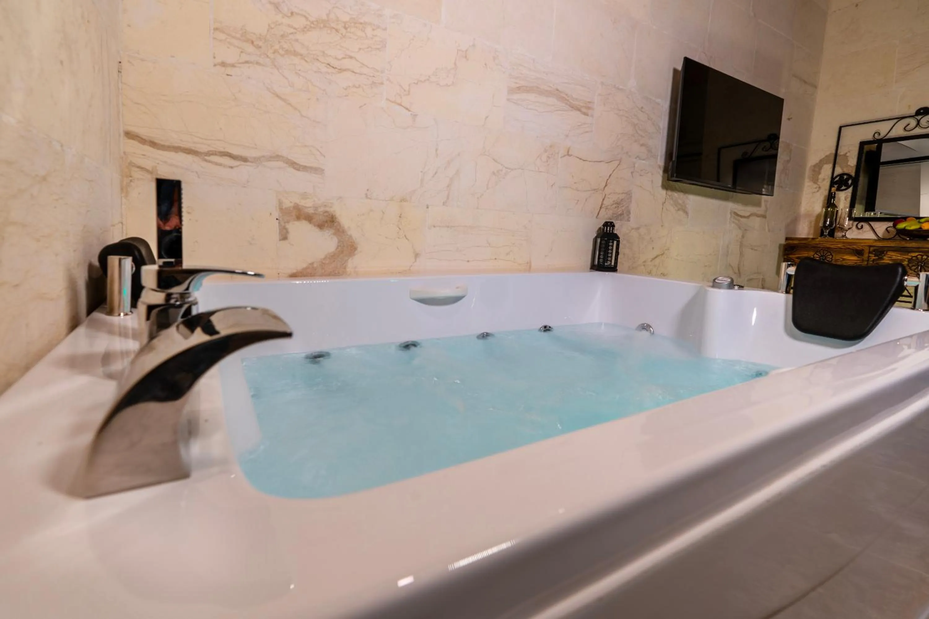 Hot Tub in ASTARTE HOTEL