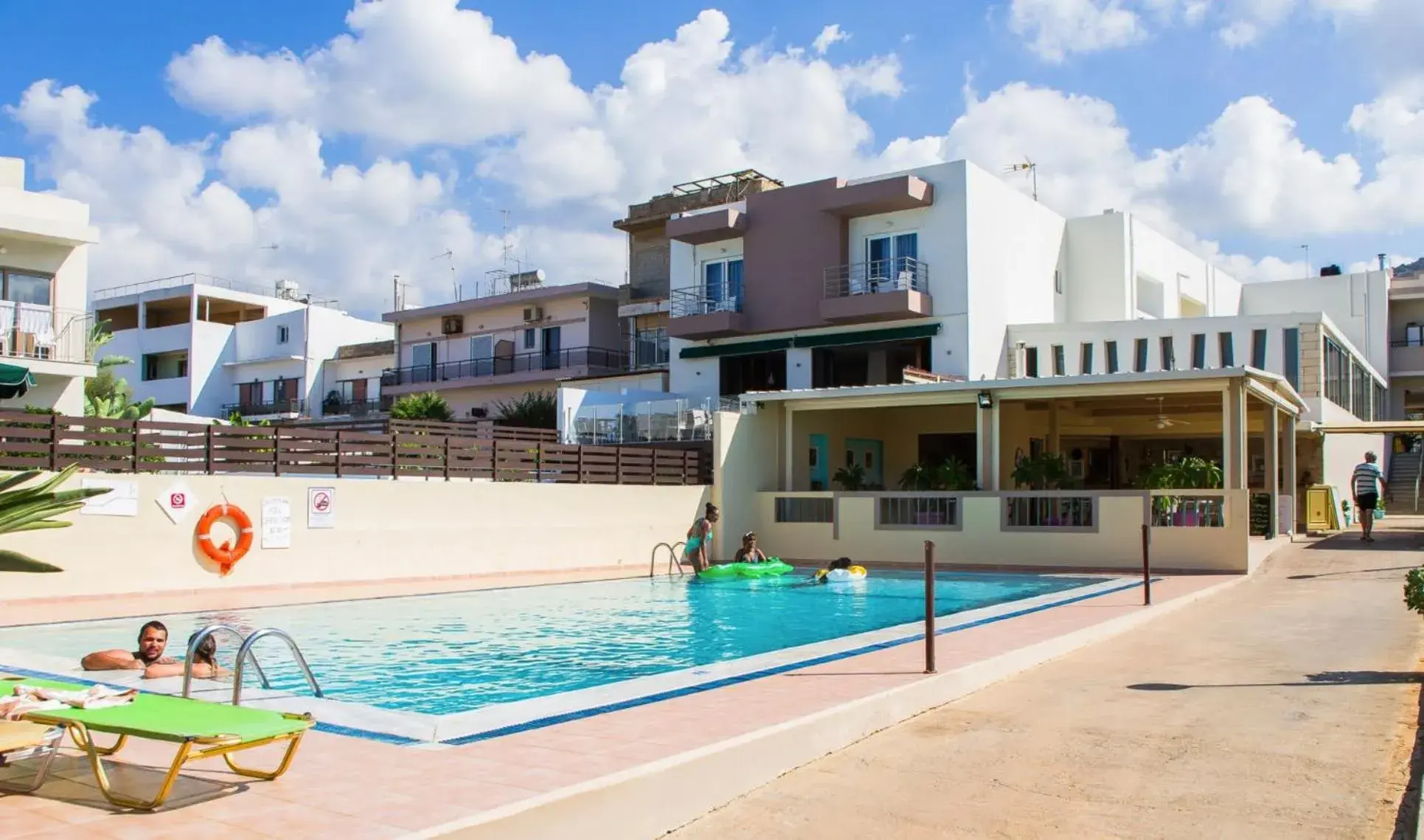 Swimming pool in Theoni Apartments Swimming pool in Theoni Apartments
