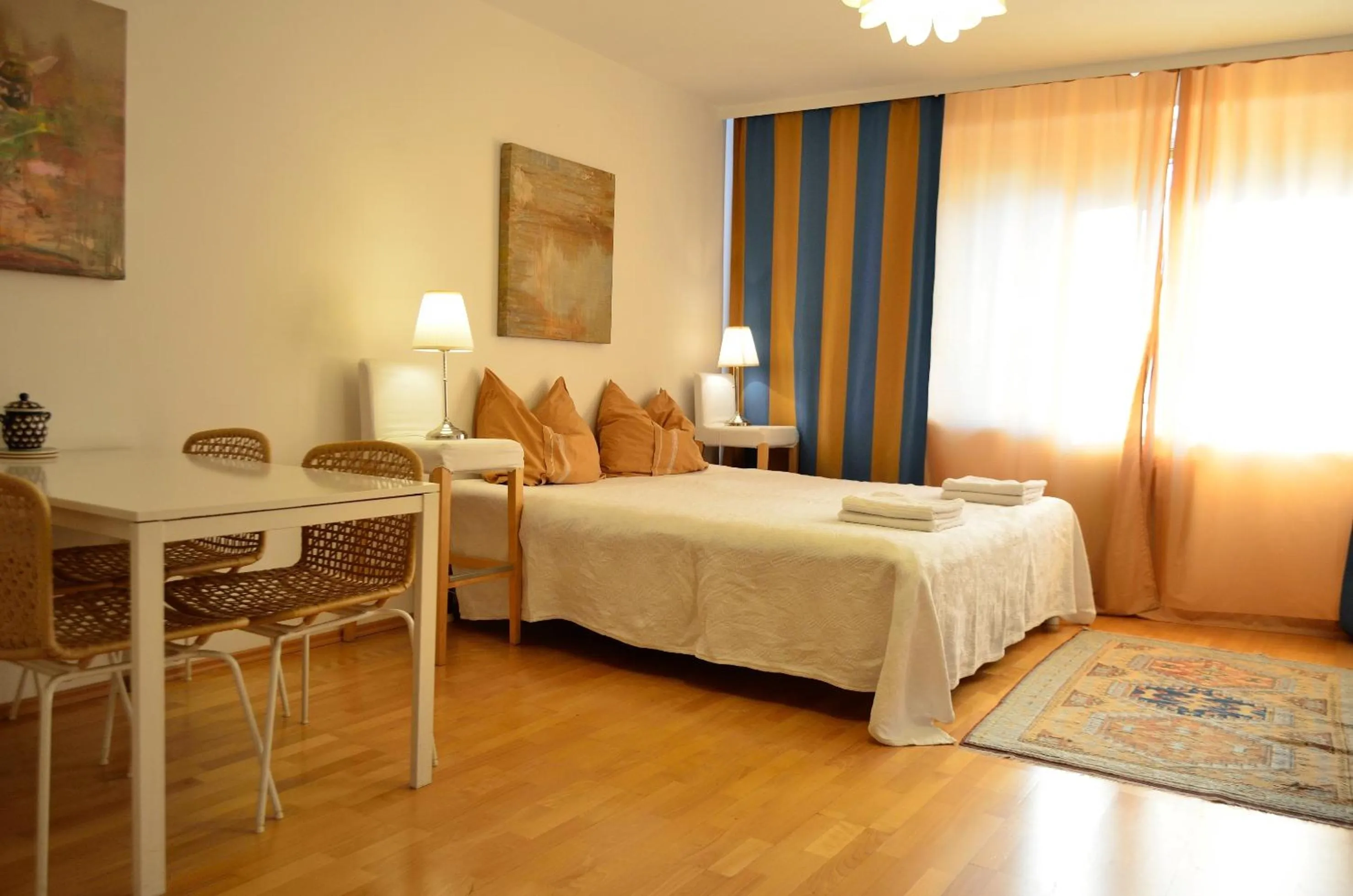 Photo of the whole room in Urban Living Belvedere Studio