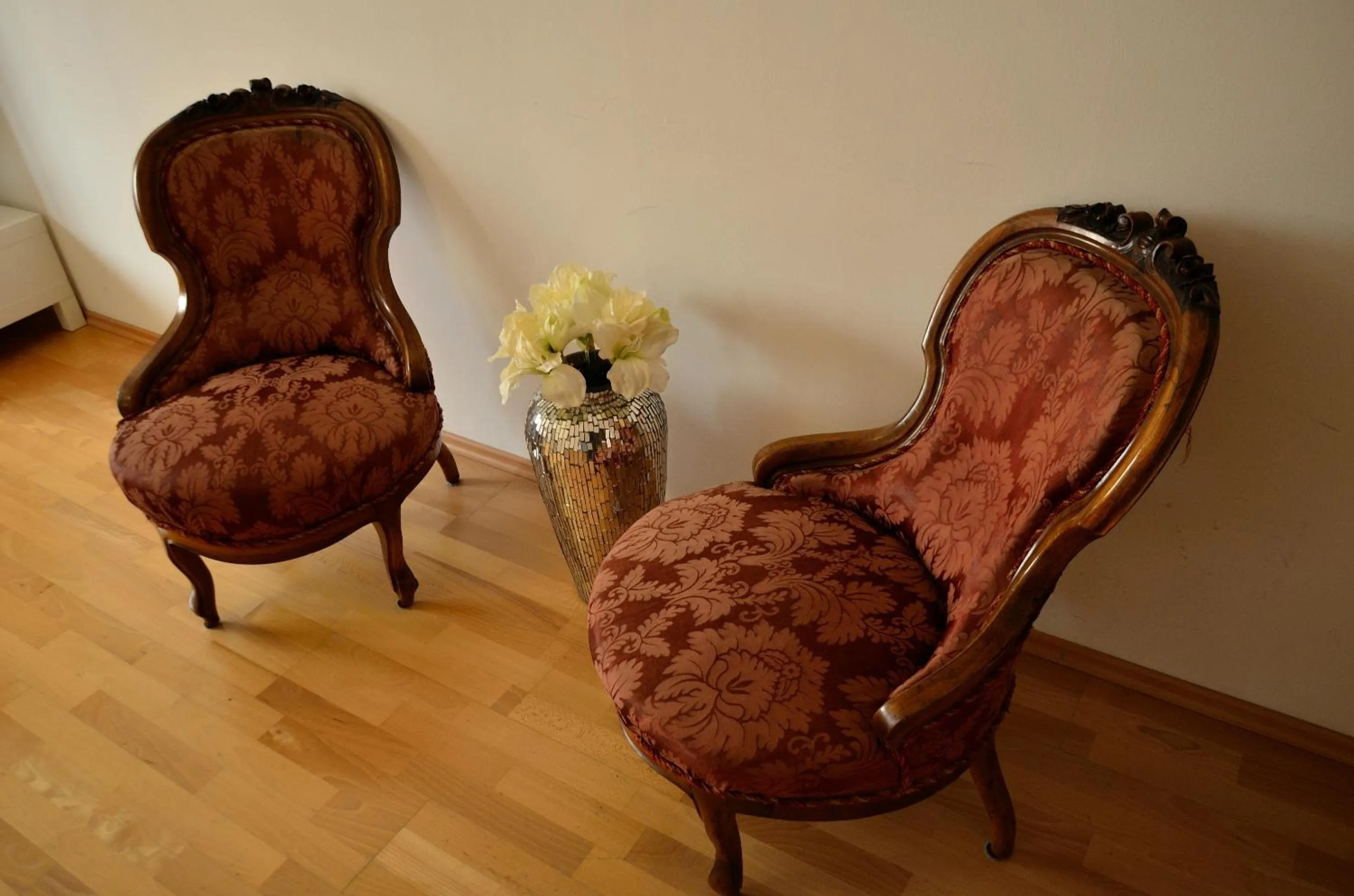 Seating area in Urban Living Belvedere Studio