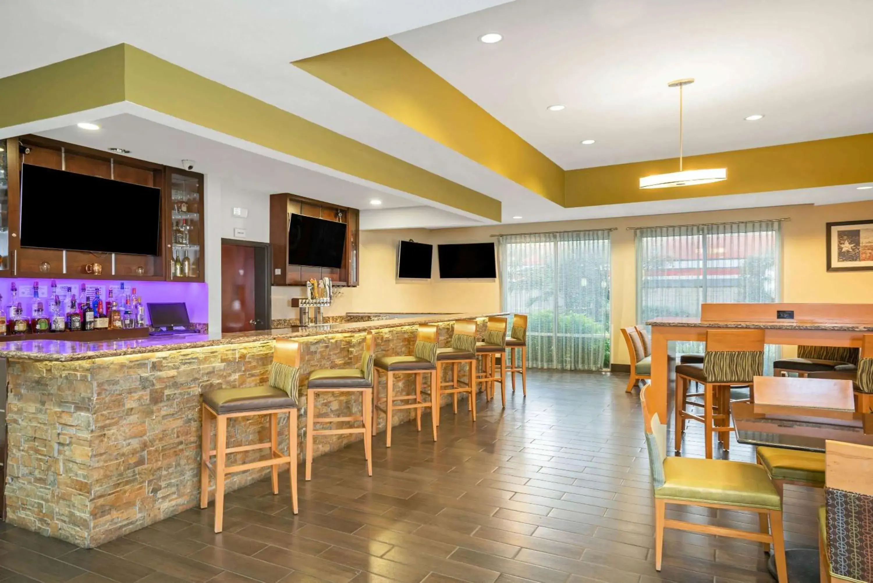 Lounge or bar in La Quinta by Wyndham Houston Willowbrook Lounge or bar in La Quinta by Wyndham Houston Willowbrook