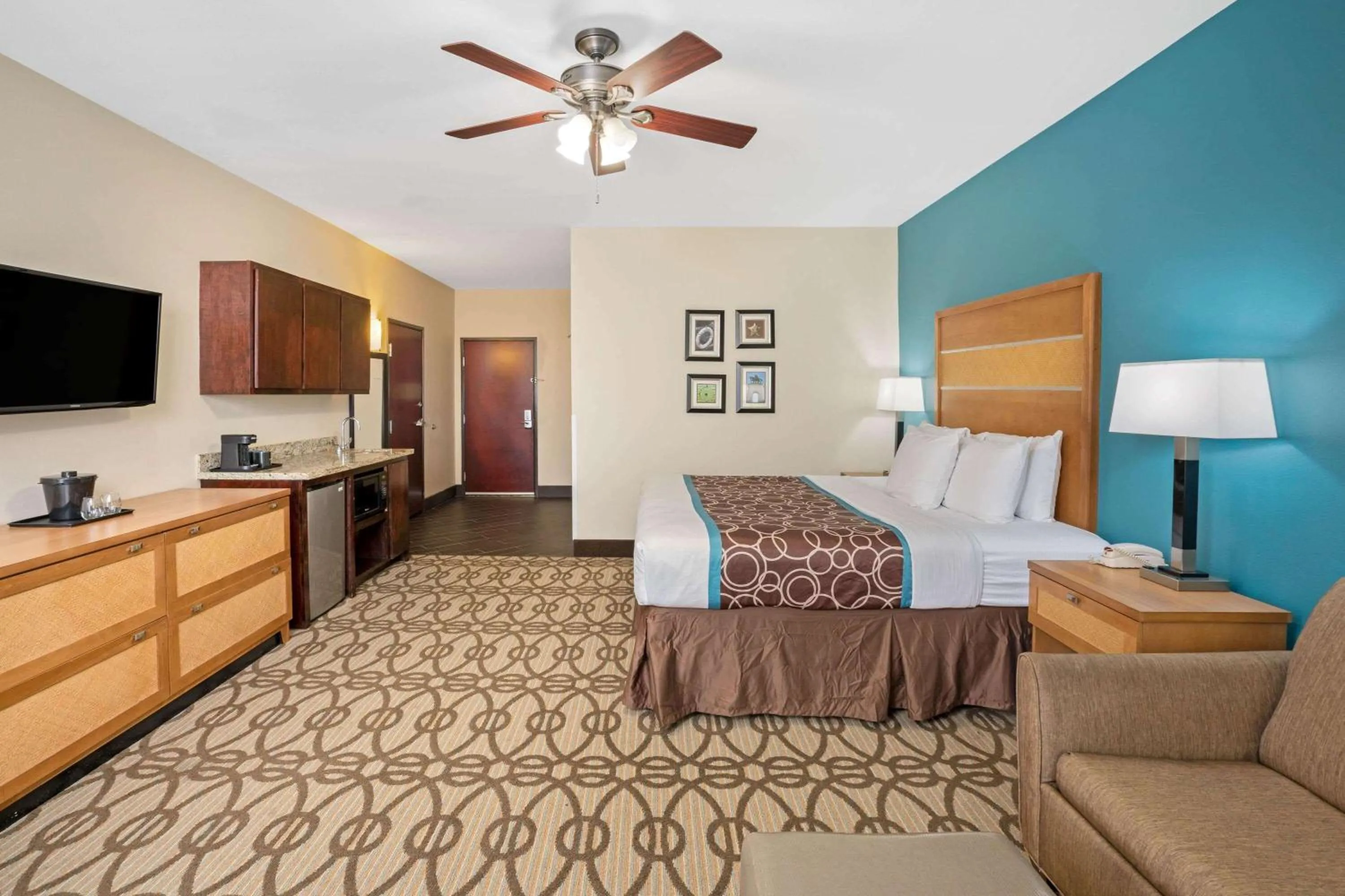 Photo of the whole room, Bed in La Quinta by Wyndham Houston Willowbrook