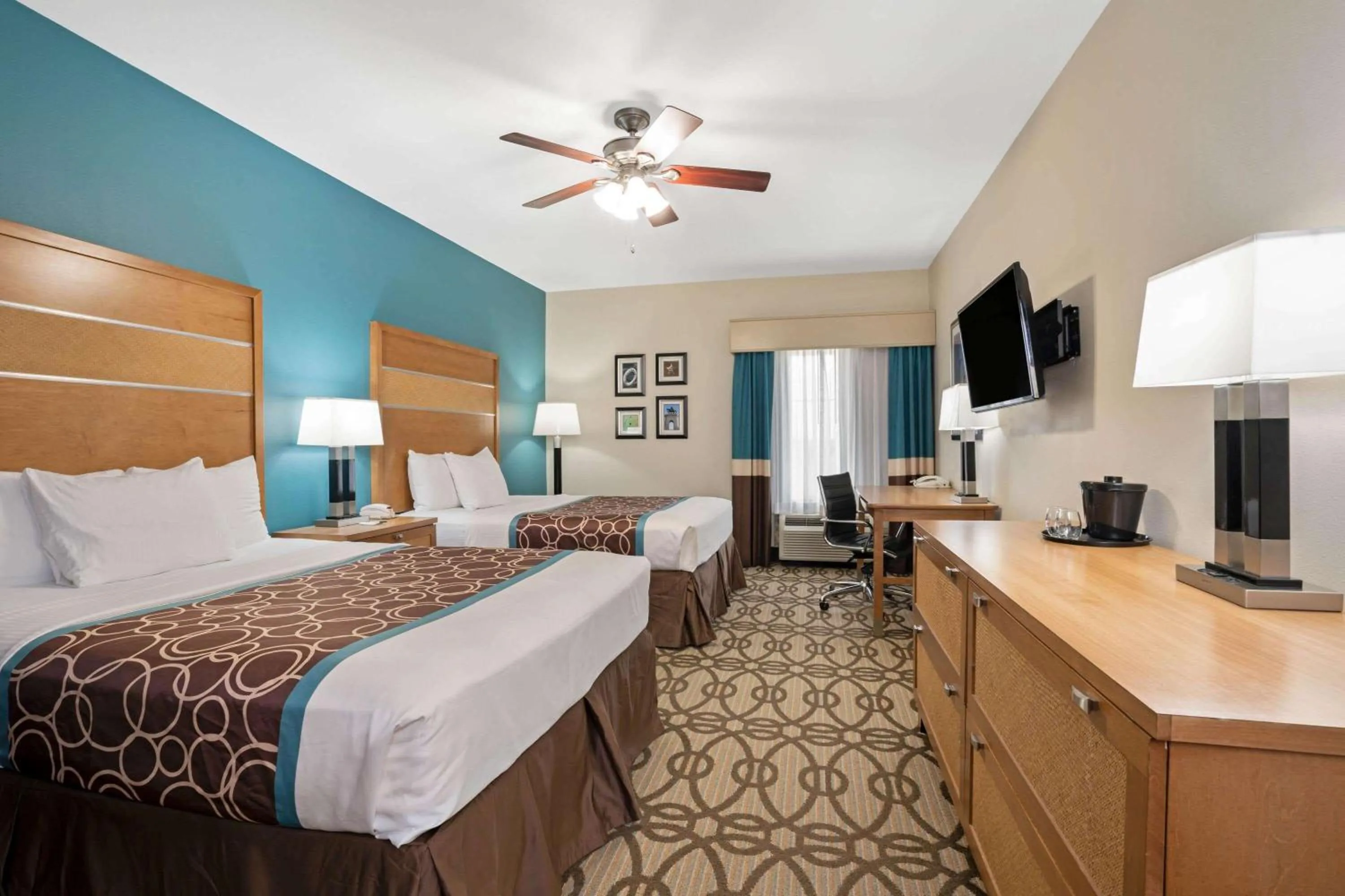 Photo of the whole room, Bed in La Quinta by Wyndham Houston Willowbrook