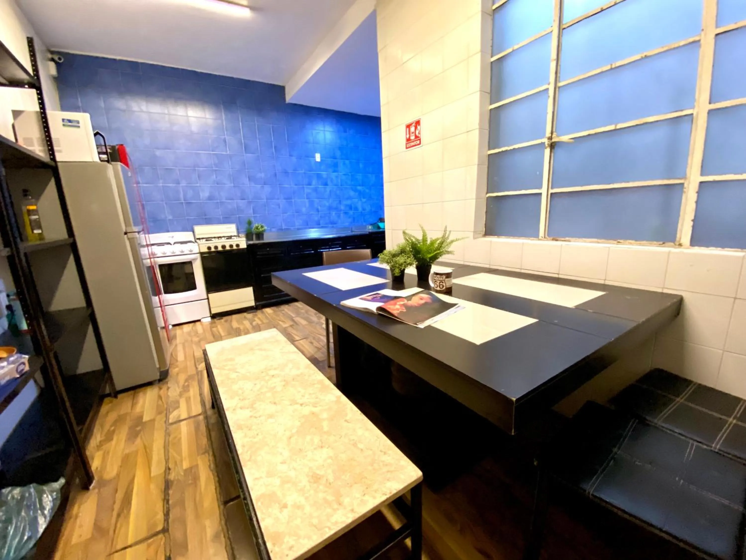 Communal kitchen in ROOMIES HOSTEL Condesa