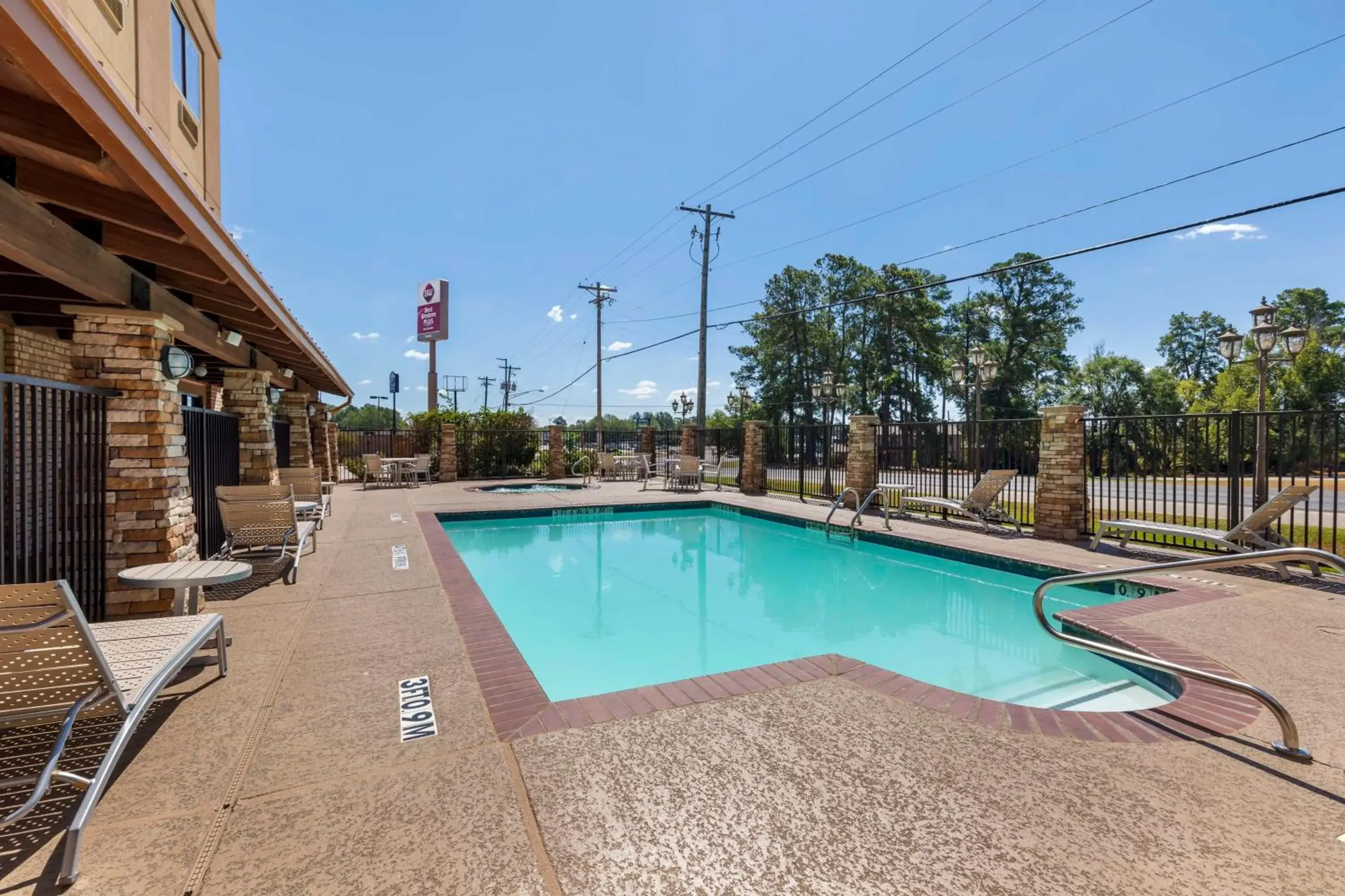 Pool view in Best Western Plus Classic Inn and Suites Pool view in Best Western Plus Classic Inn and Suites