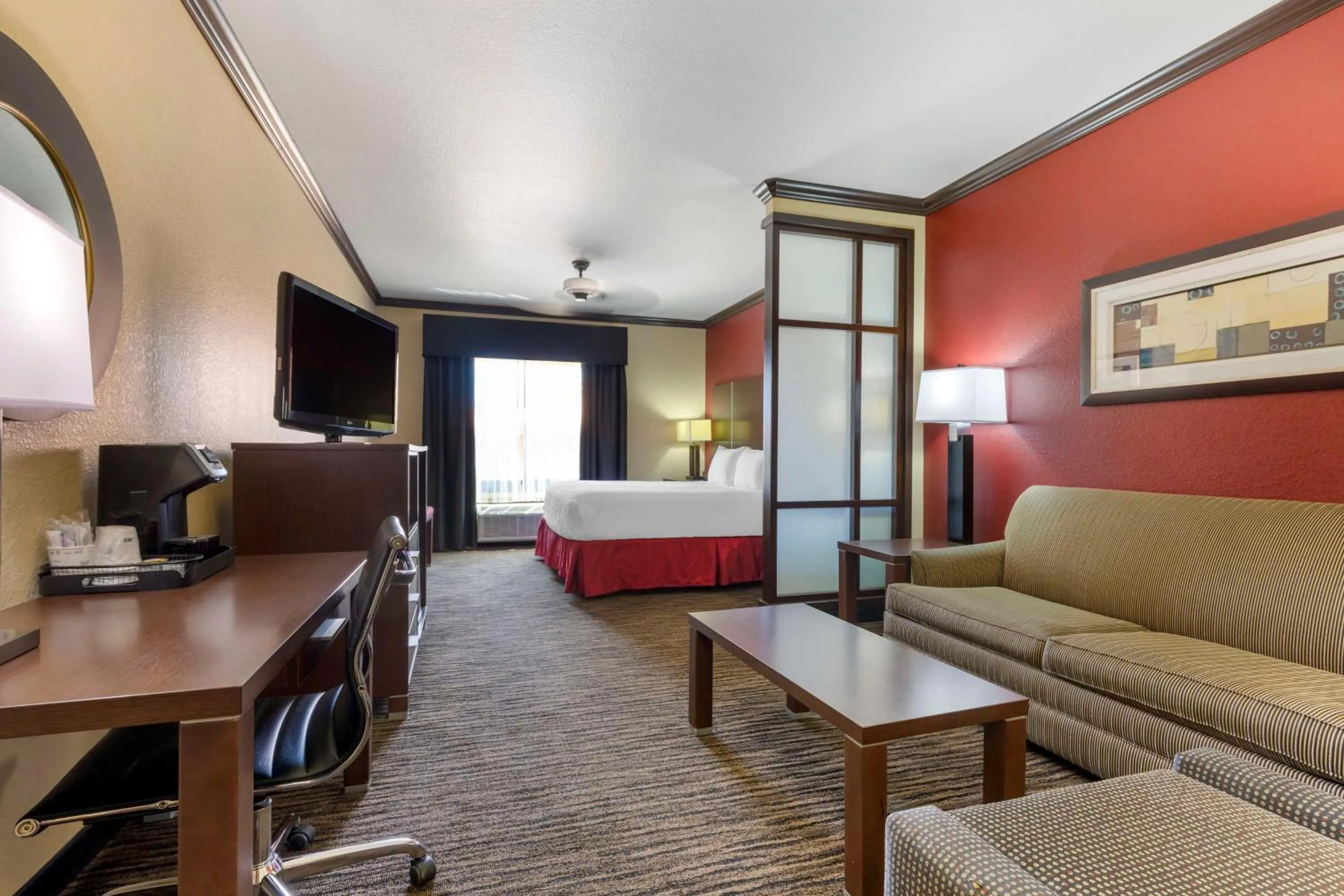 Photo of the whole room, Bed in Best Western Plus Classic Inn and Suites