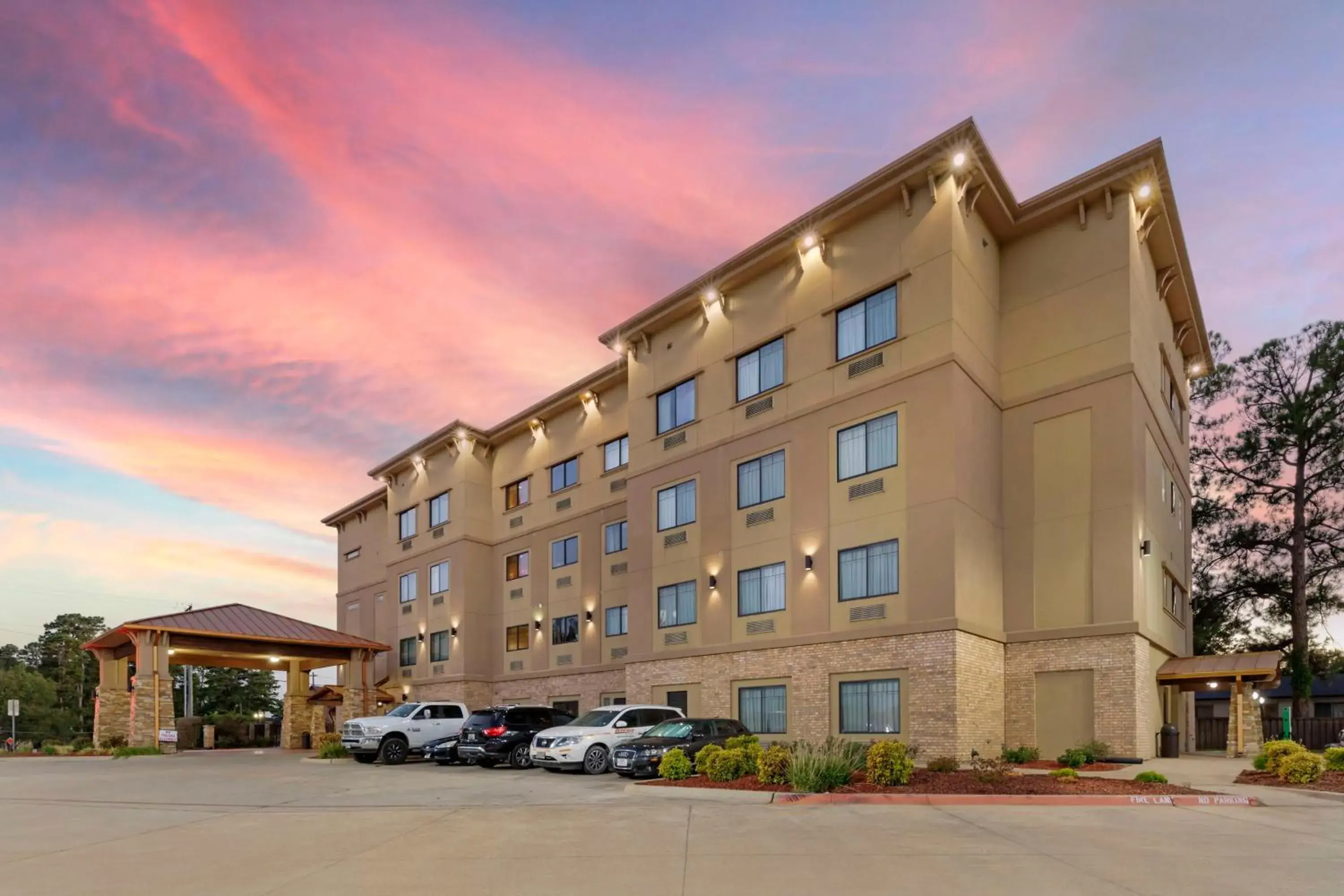 Property building in Best Western Plus Classic Inn and Suites Property building in Best Western Plus Classic Inn and Suites