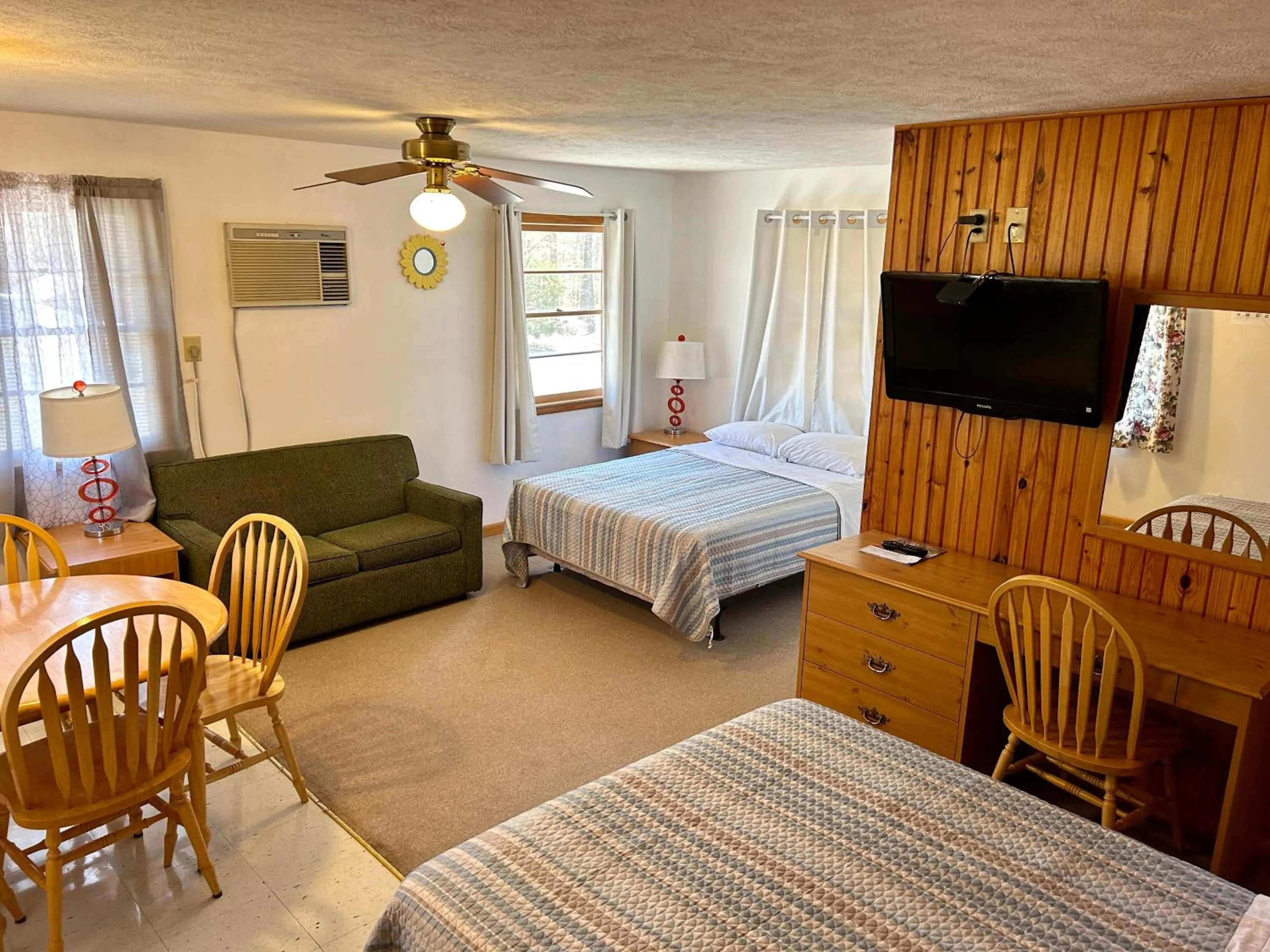 Bed in Driftwood Resort Bull Shoals