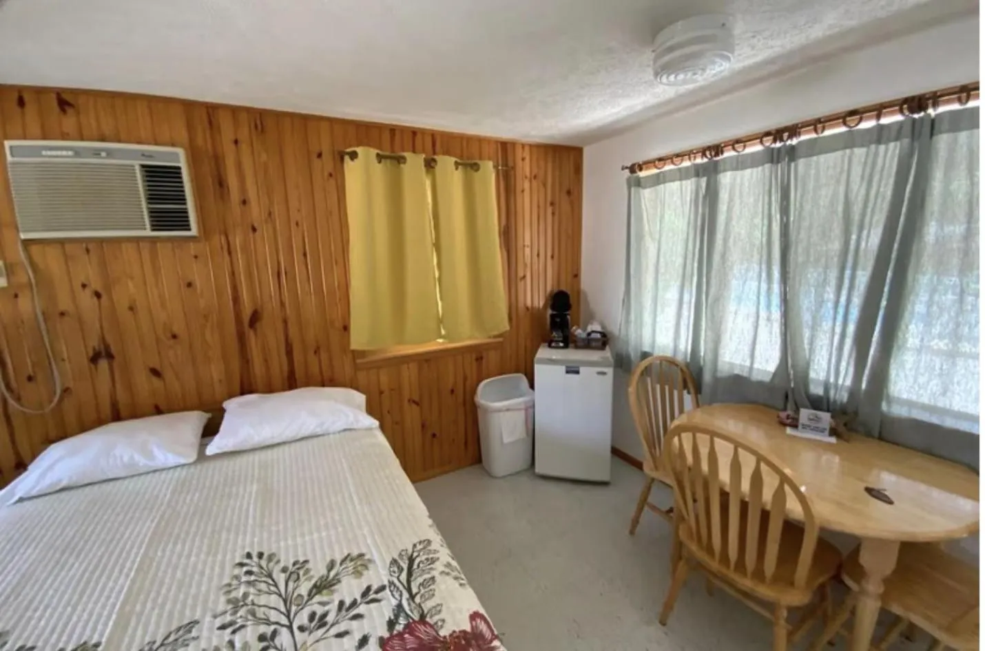 Dining area, Bed in Driftwood Resort Bull Shoals