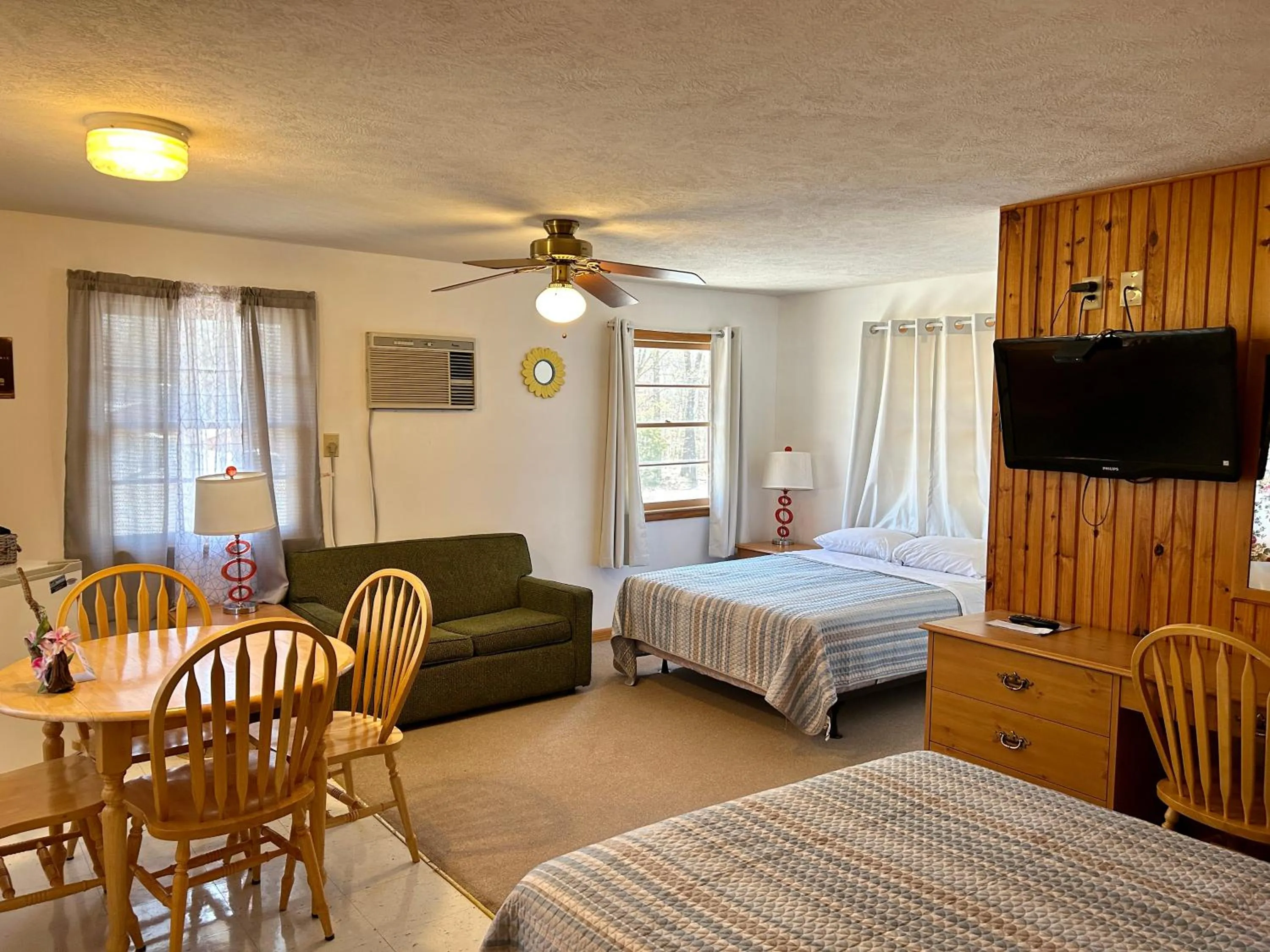 Bed in Driftwood Resort Bull Shoals