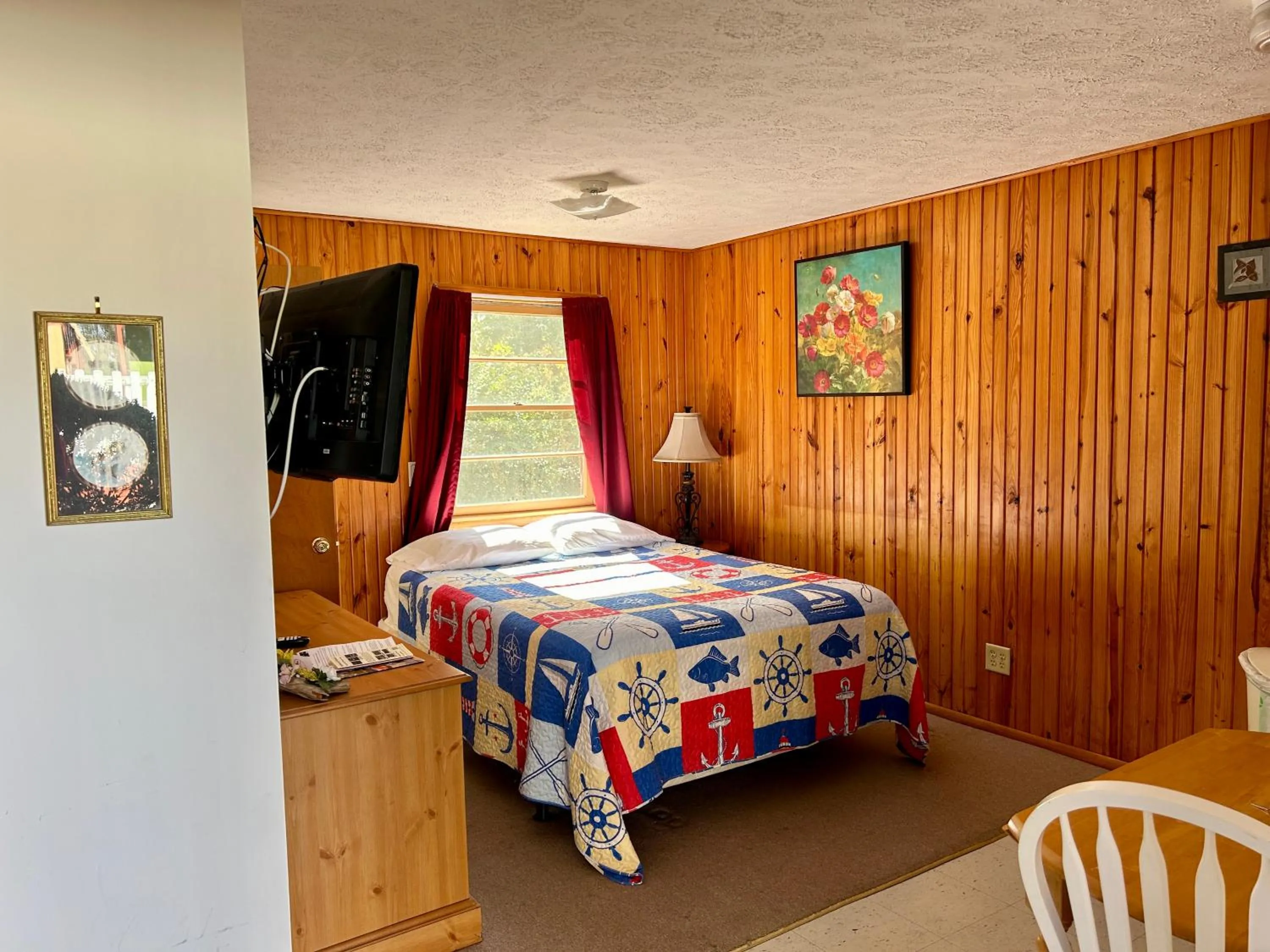 Bed in Driftwood Resort Bull Shoals
