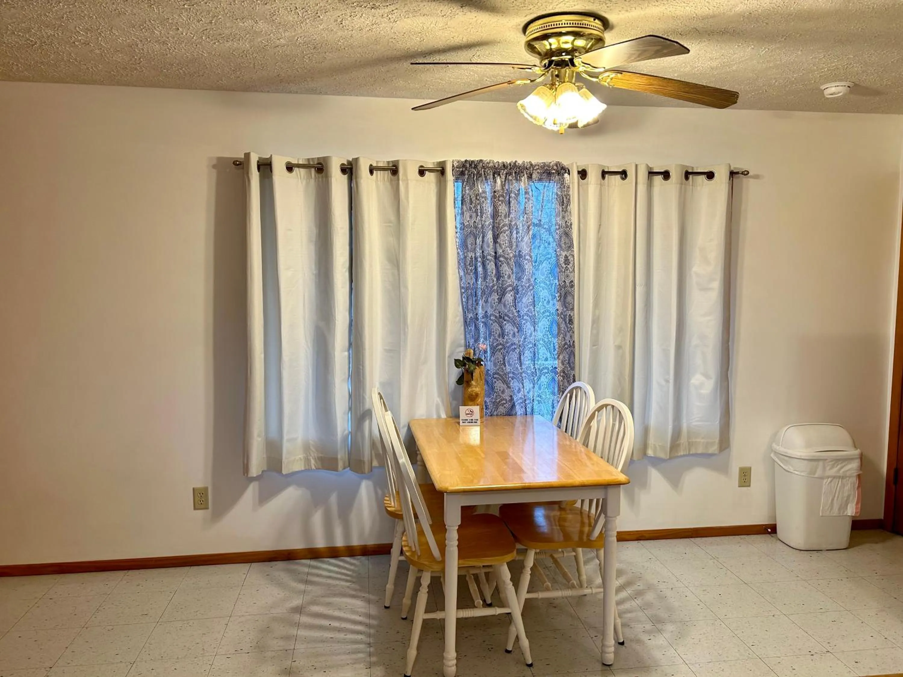 Dining area in Driftwood Resort Bull Shoals