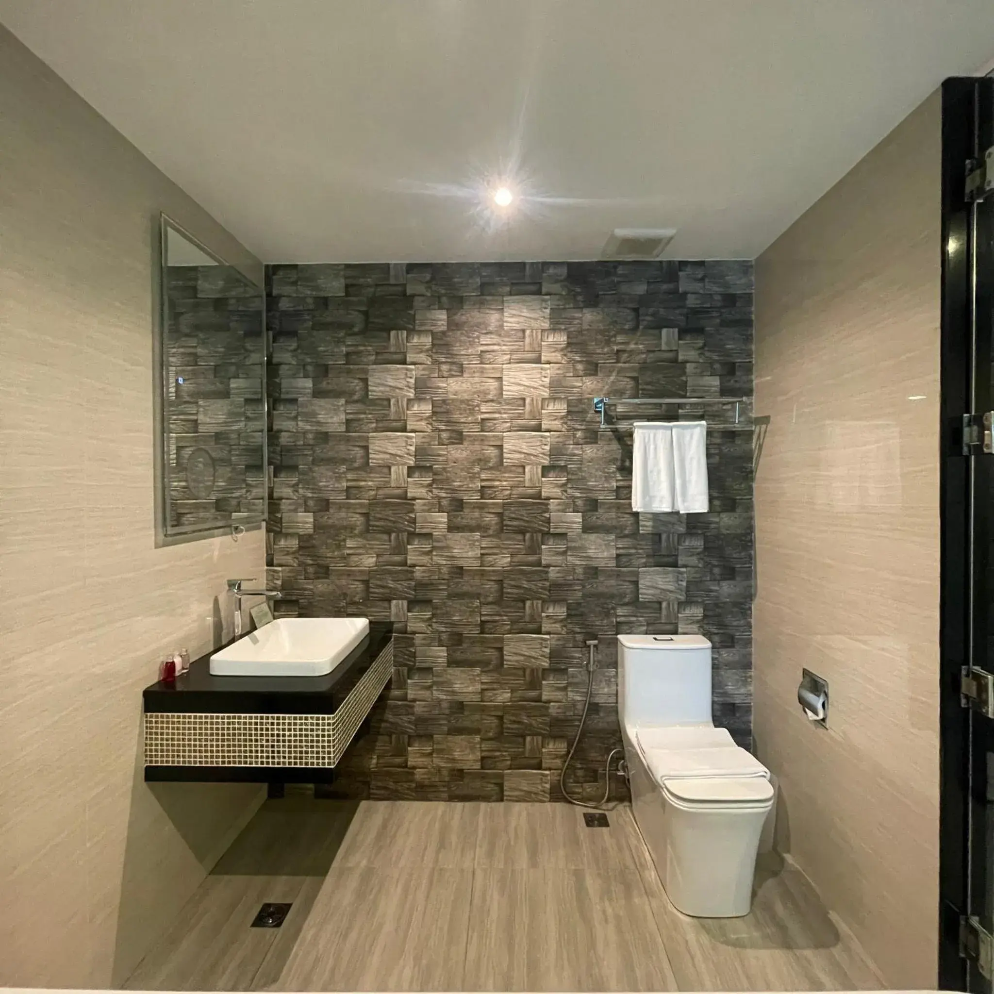 Toilet in THE TJ HOTEL Pattaya Toilet in THE TJ HOTEL Pattaya