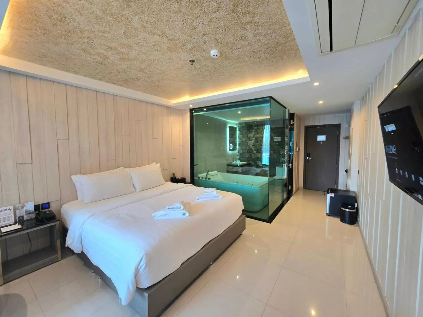Photo of the whole room, Bed in THE TJ HOTEL Pattaya