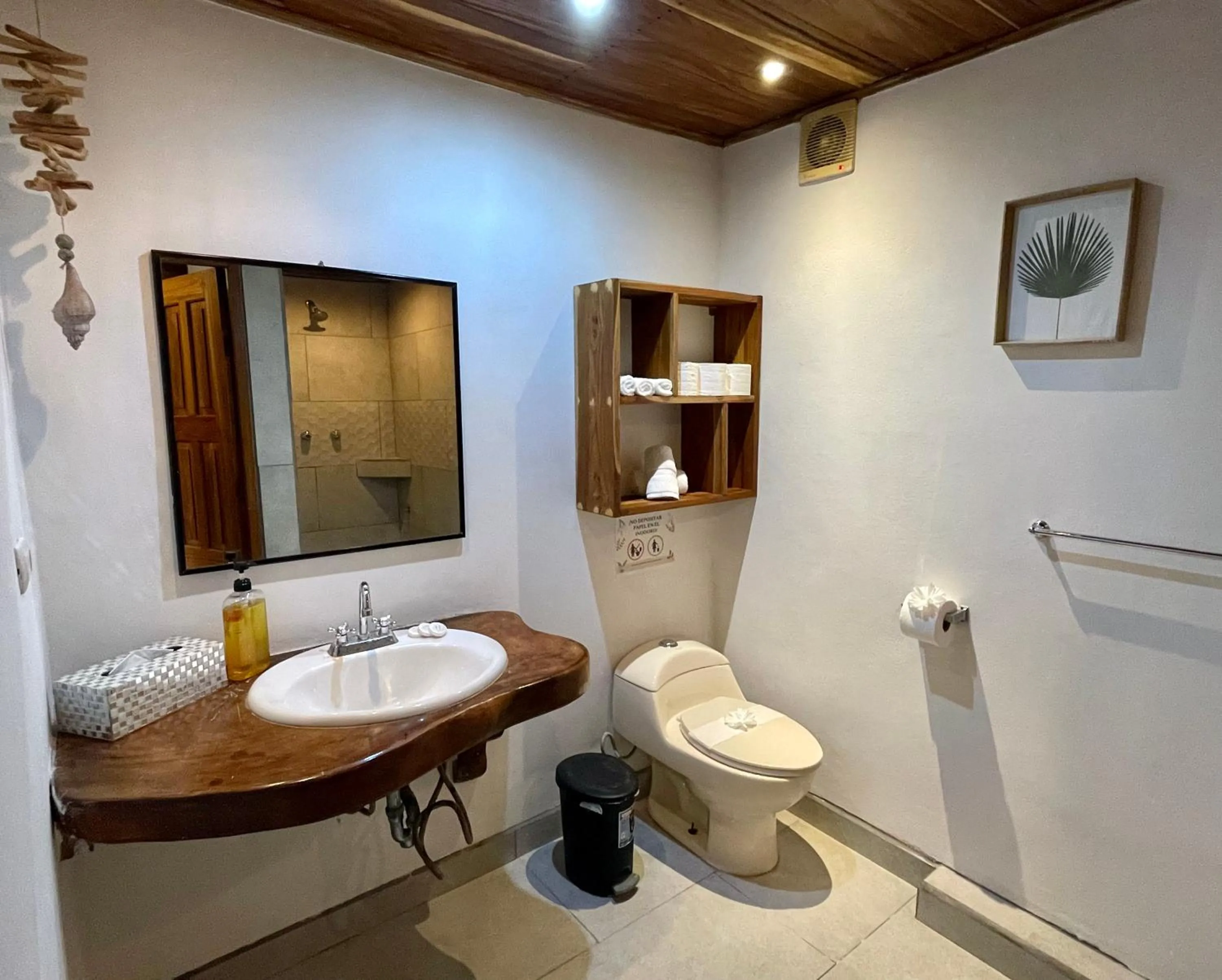 Bathroom in Hotel El Manglar y Cantarana