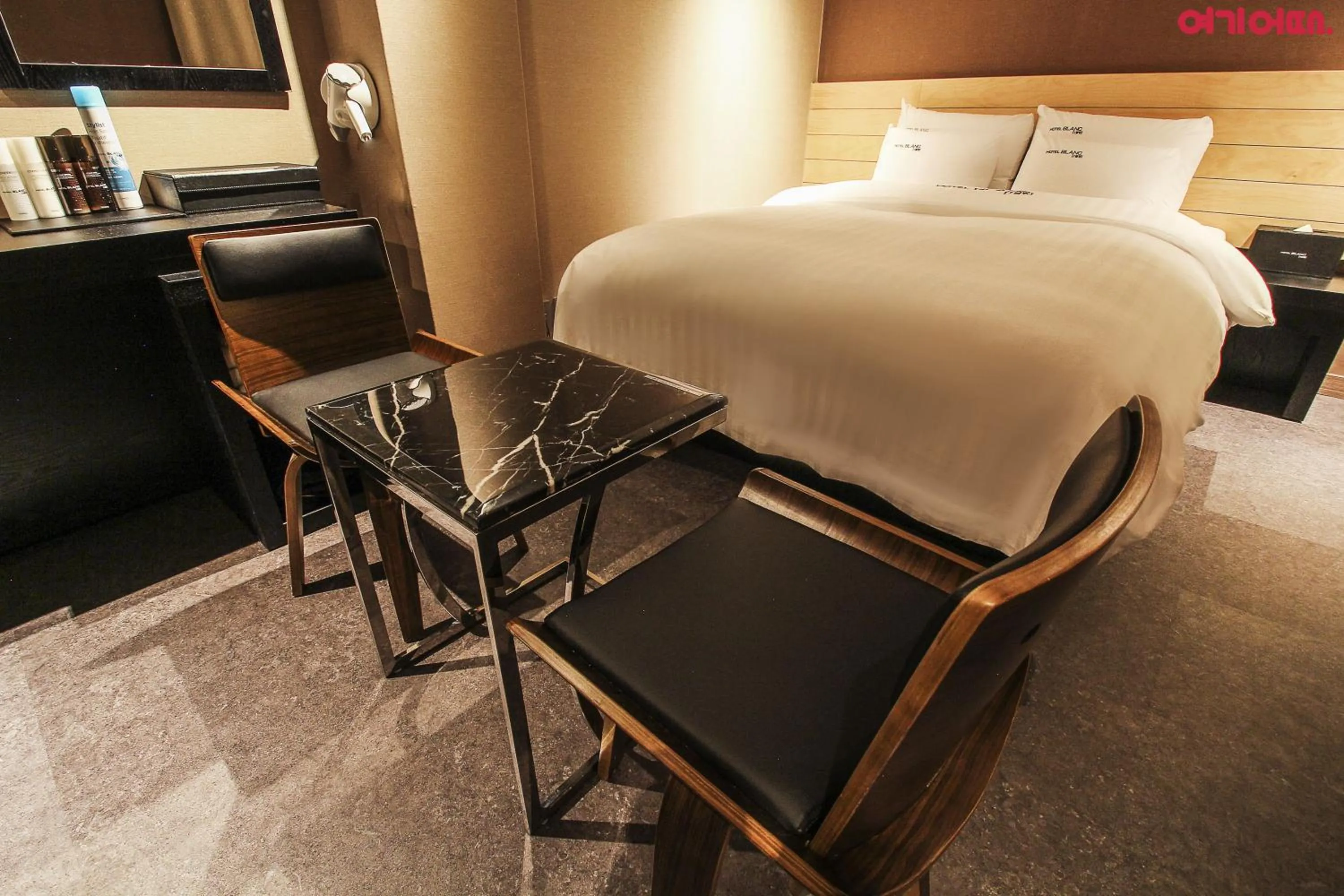 Bed in Gangnam Blanc