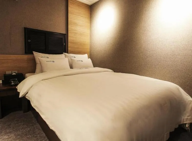 Bed in Gangnam Blanc