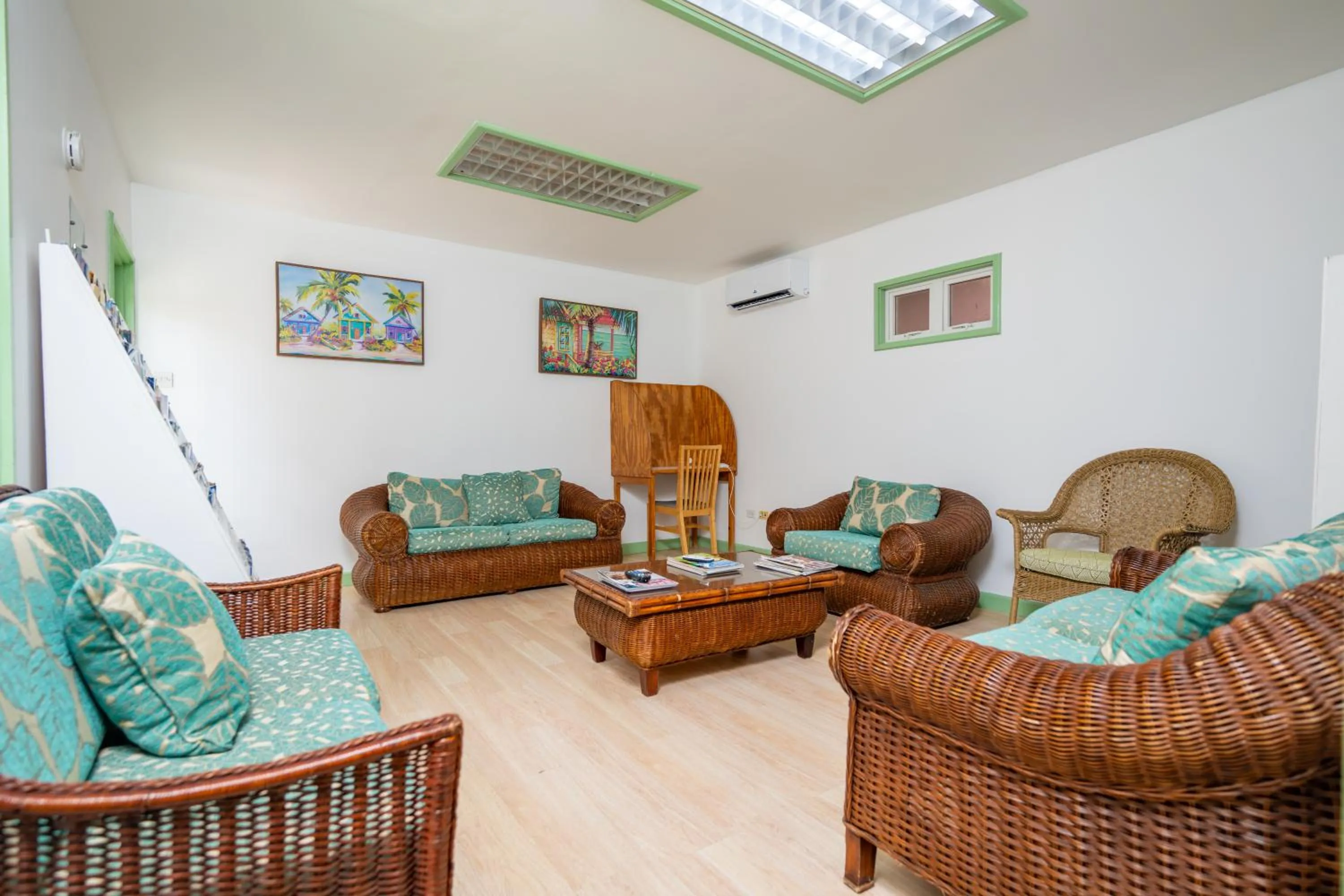 Communal lounge/ TV room in Worthing Court Apartment Hotel