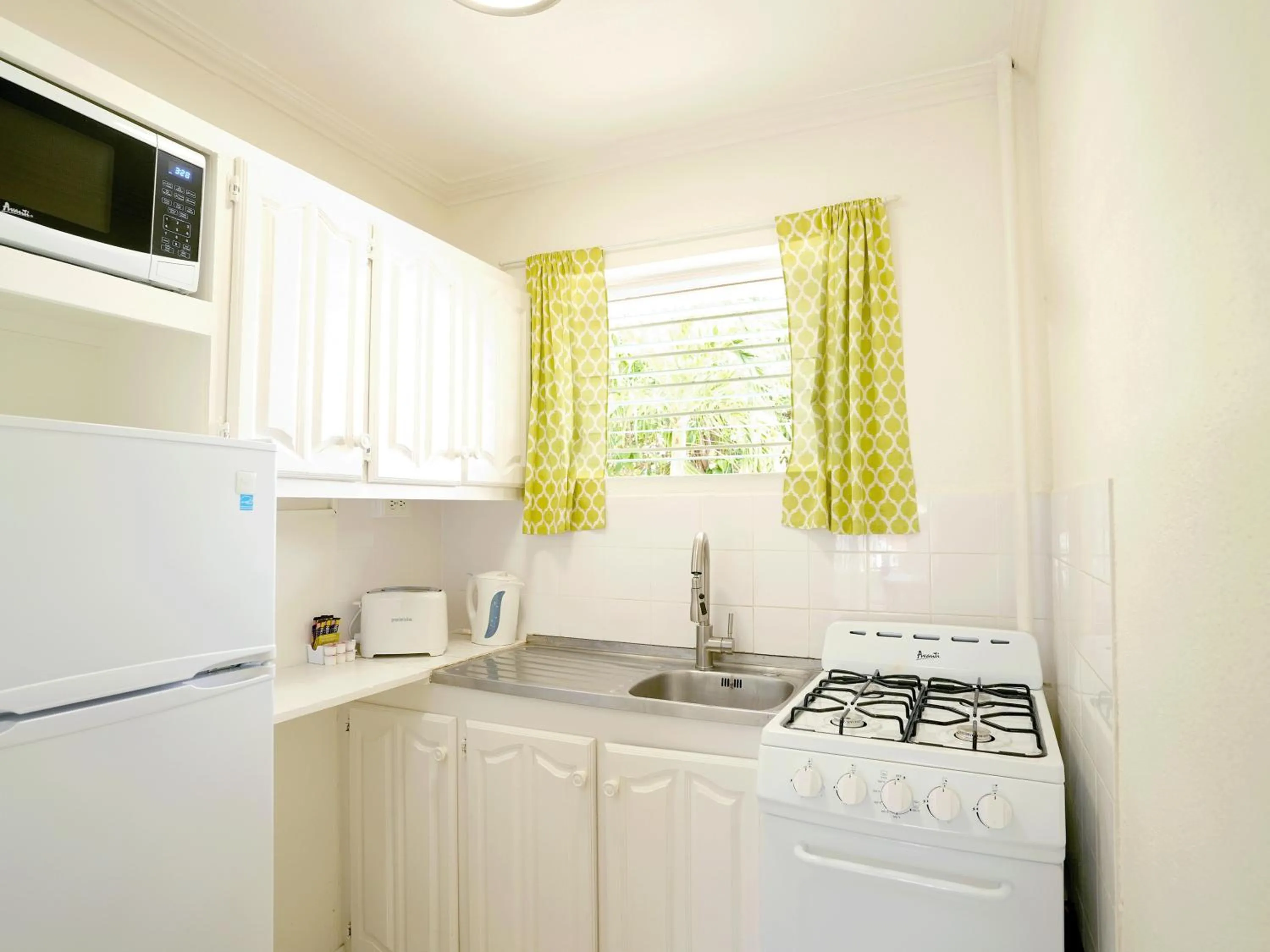 Kitchen or kitchenette in Worthing Court Apartment Hotel