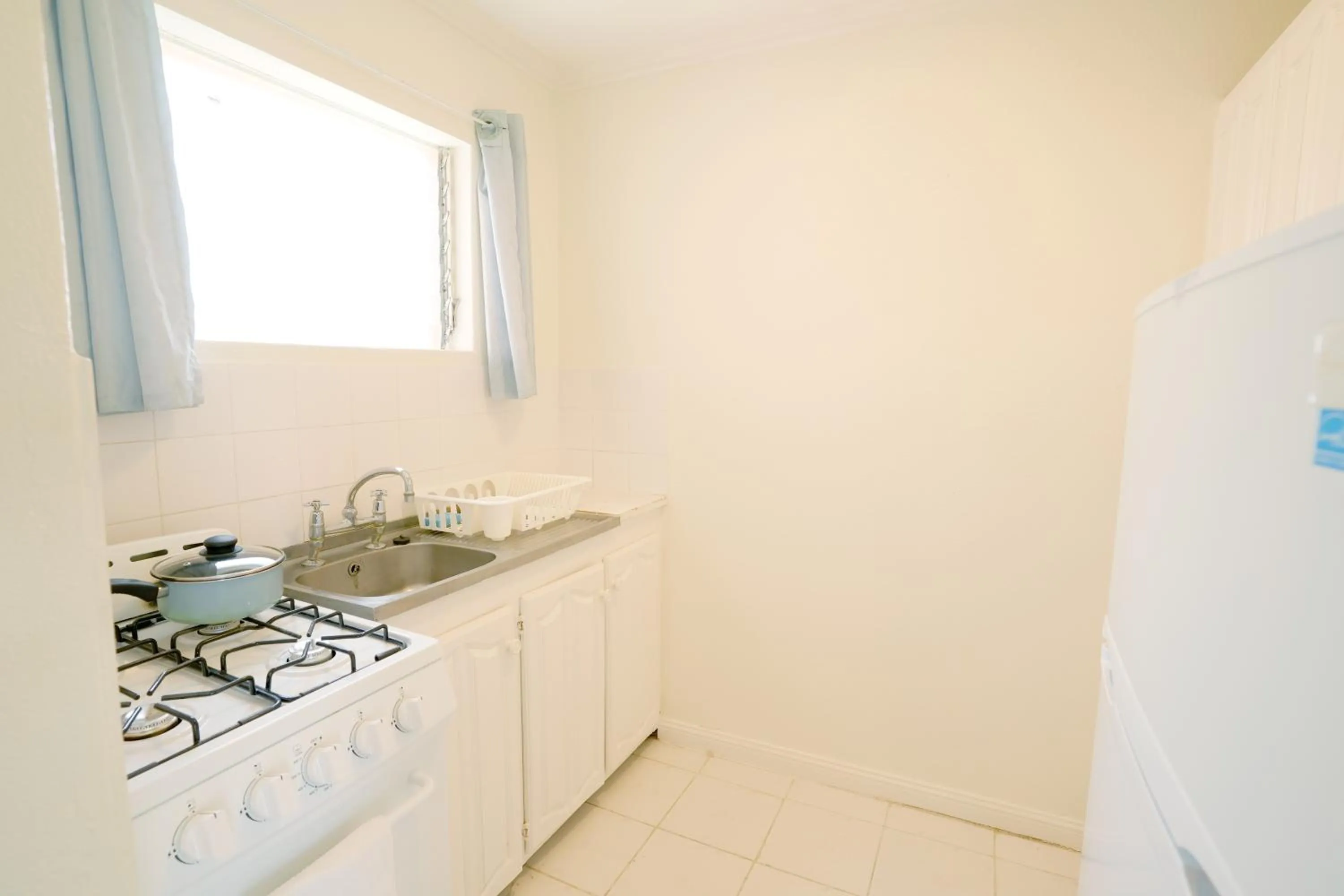 Kitchen or kitchenette in Worthing Court Apartment Hotel