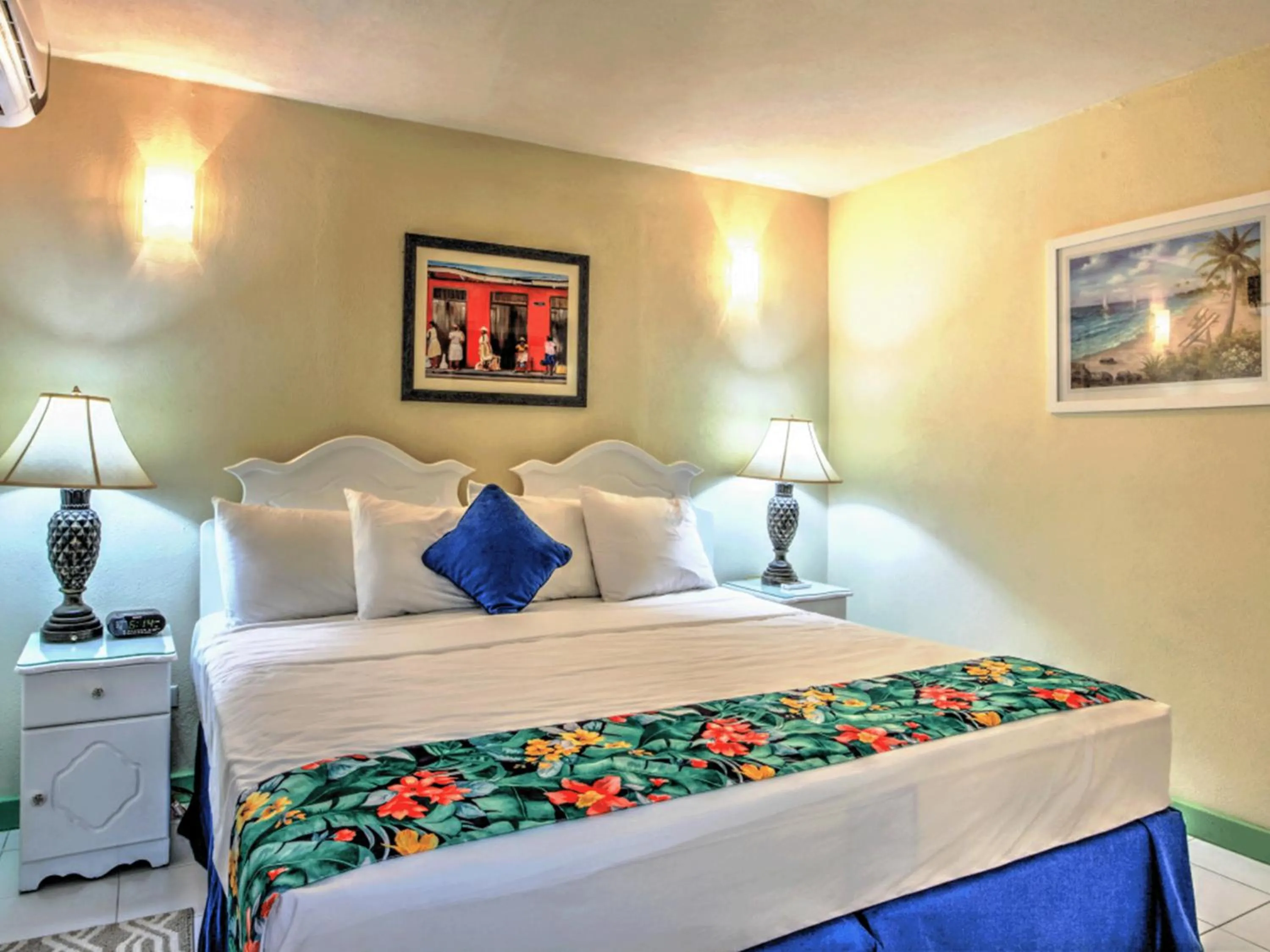 Bed in Worthing Court Apartment Hotel