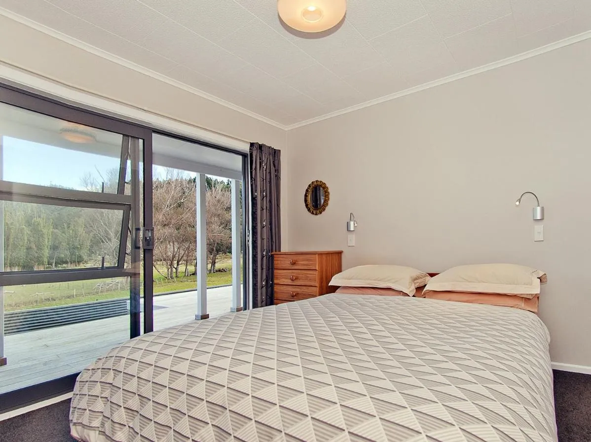 Property building, Bed in Sea Breeze - Whangamata Holiday Home