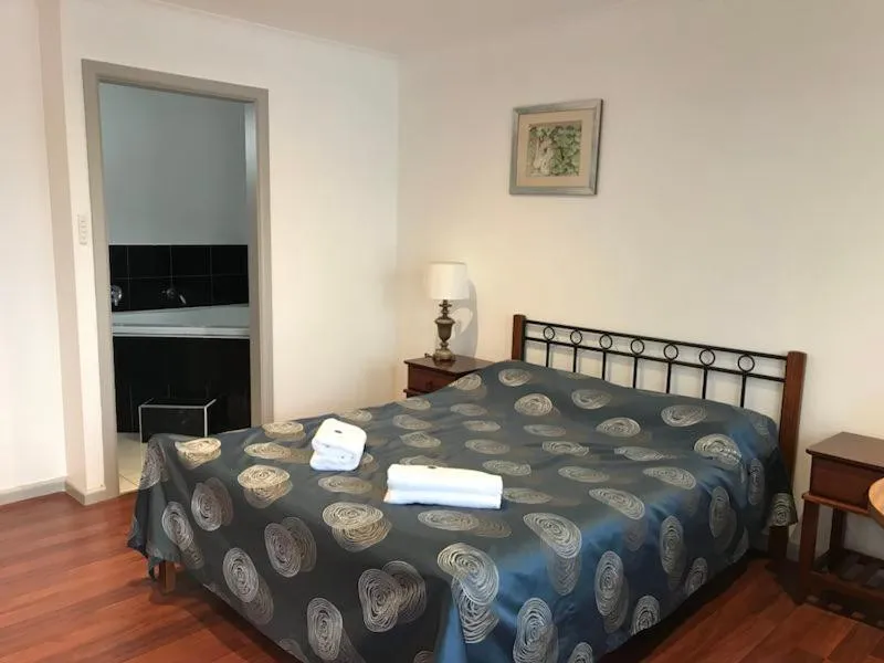 Bed in Beaconsfield Lodge Motel